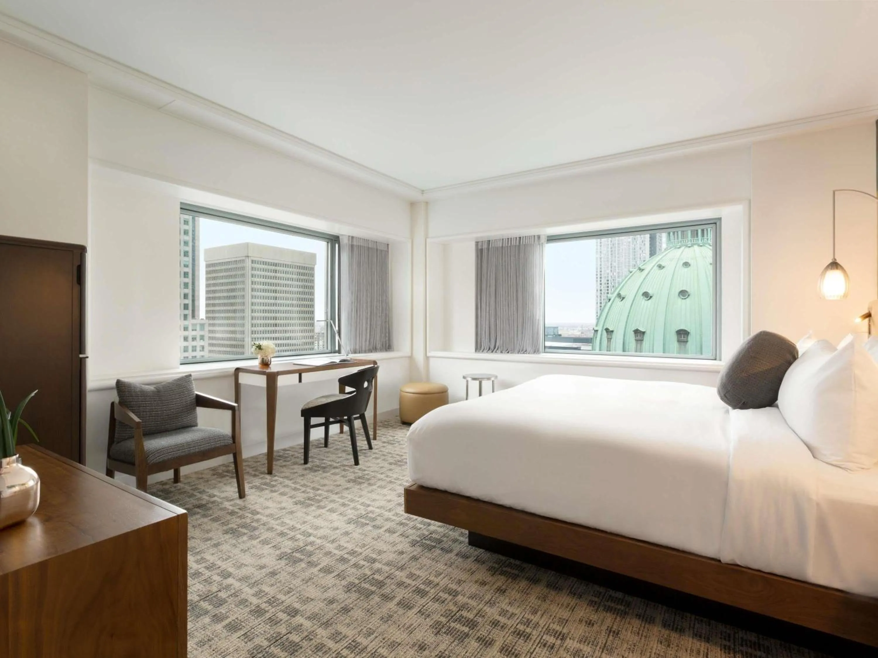 Bedroom, Bed in Fairmont The Queen Elizabeth