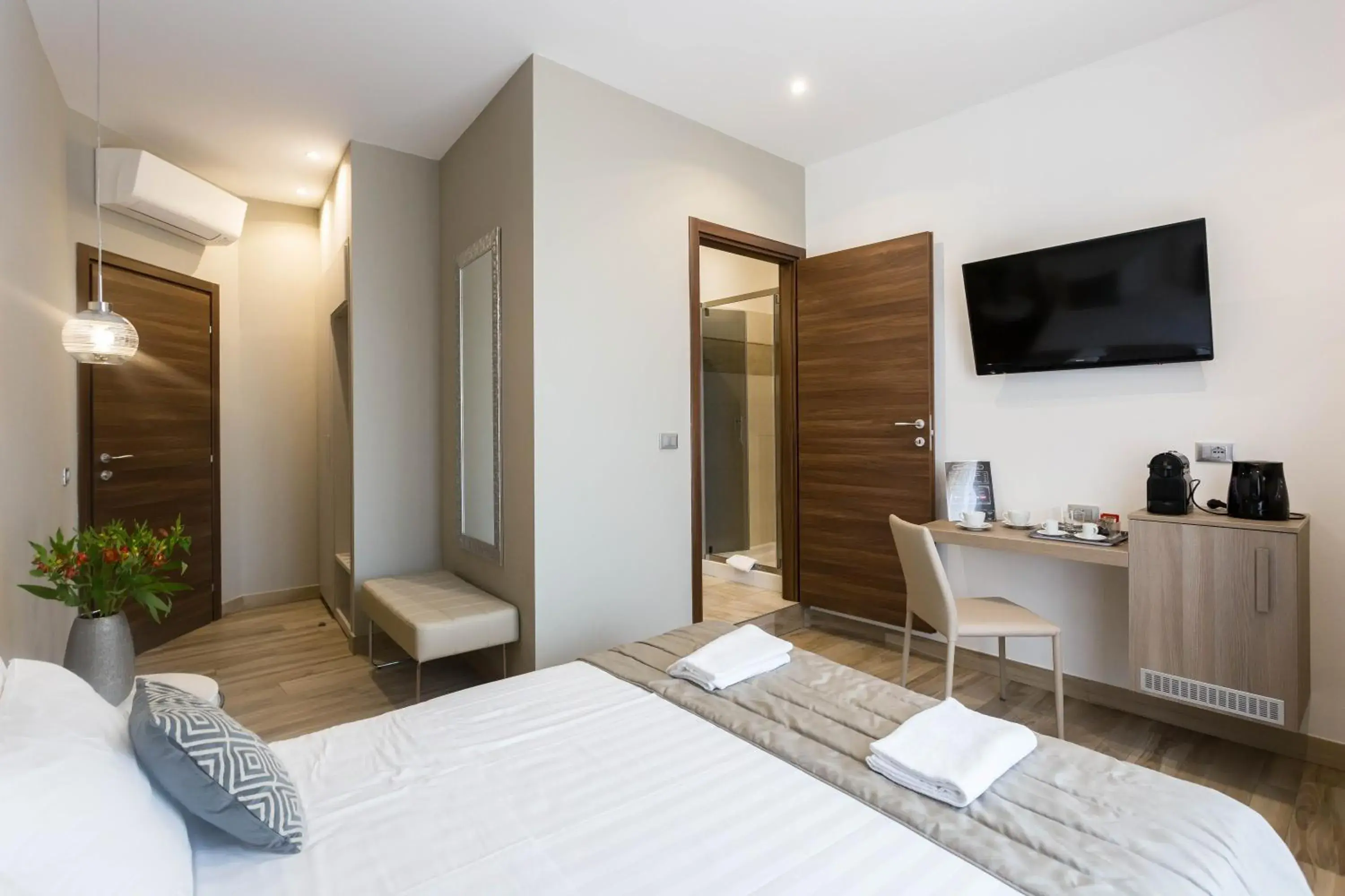 TV and multimedia, Bed in ApartHotel Durini TV and multimedia, Bed in ApartHotel Durini