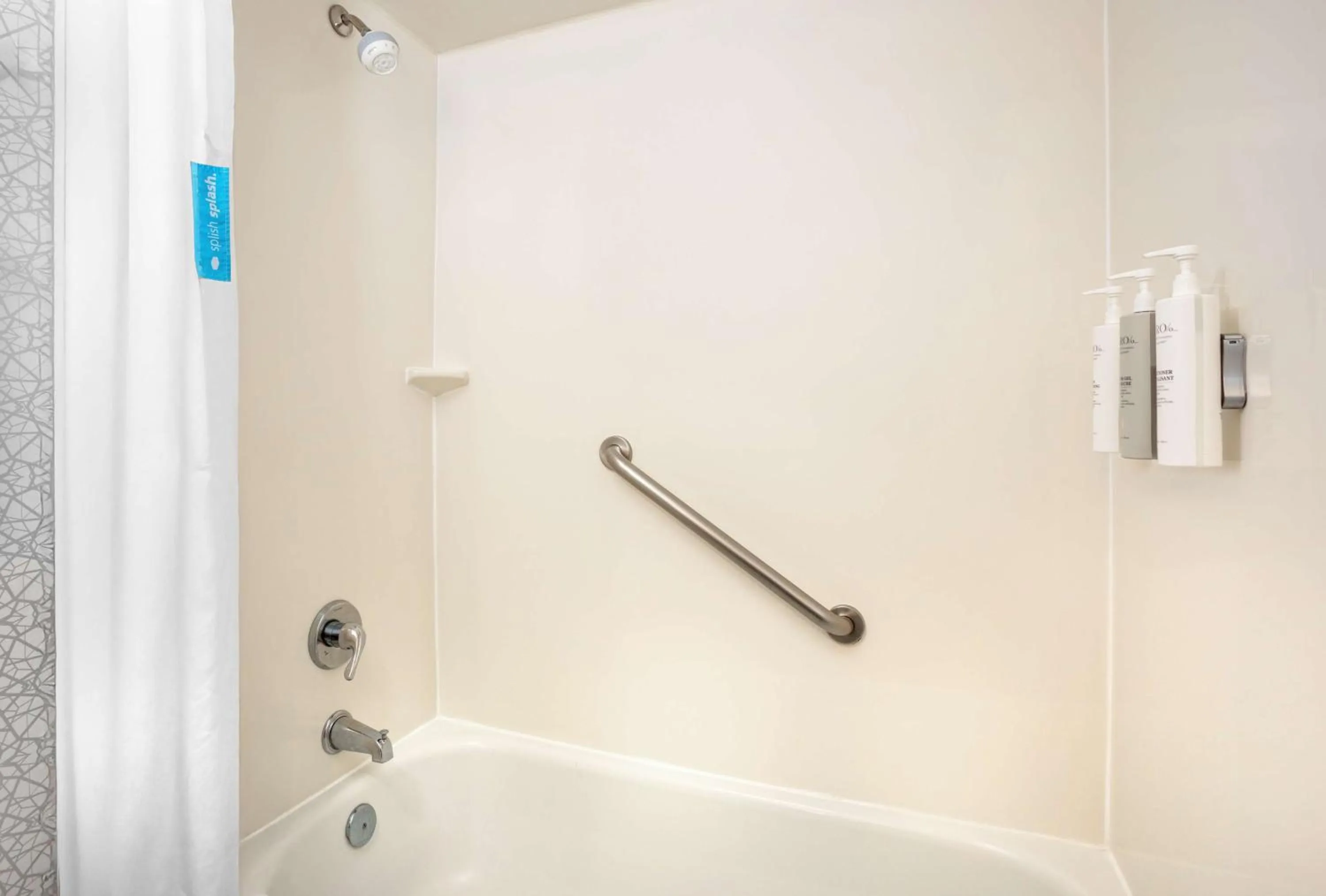 Bathroom in Hampton Inn Orlando-International Airport