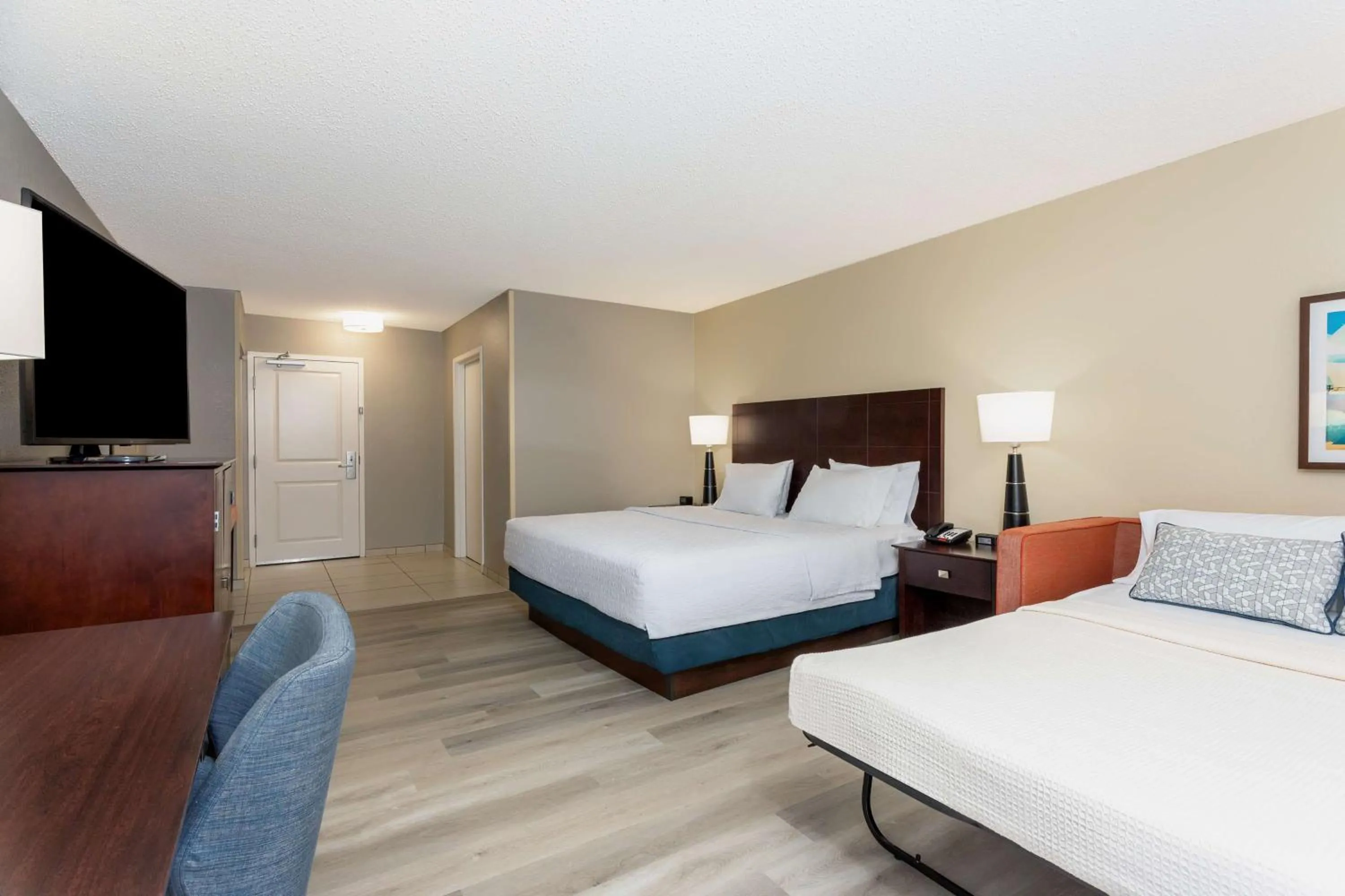 Living room, Bed in Hampton Inn Orlando-International Airport