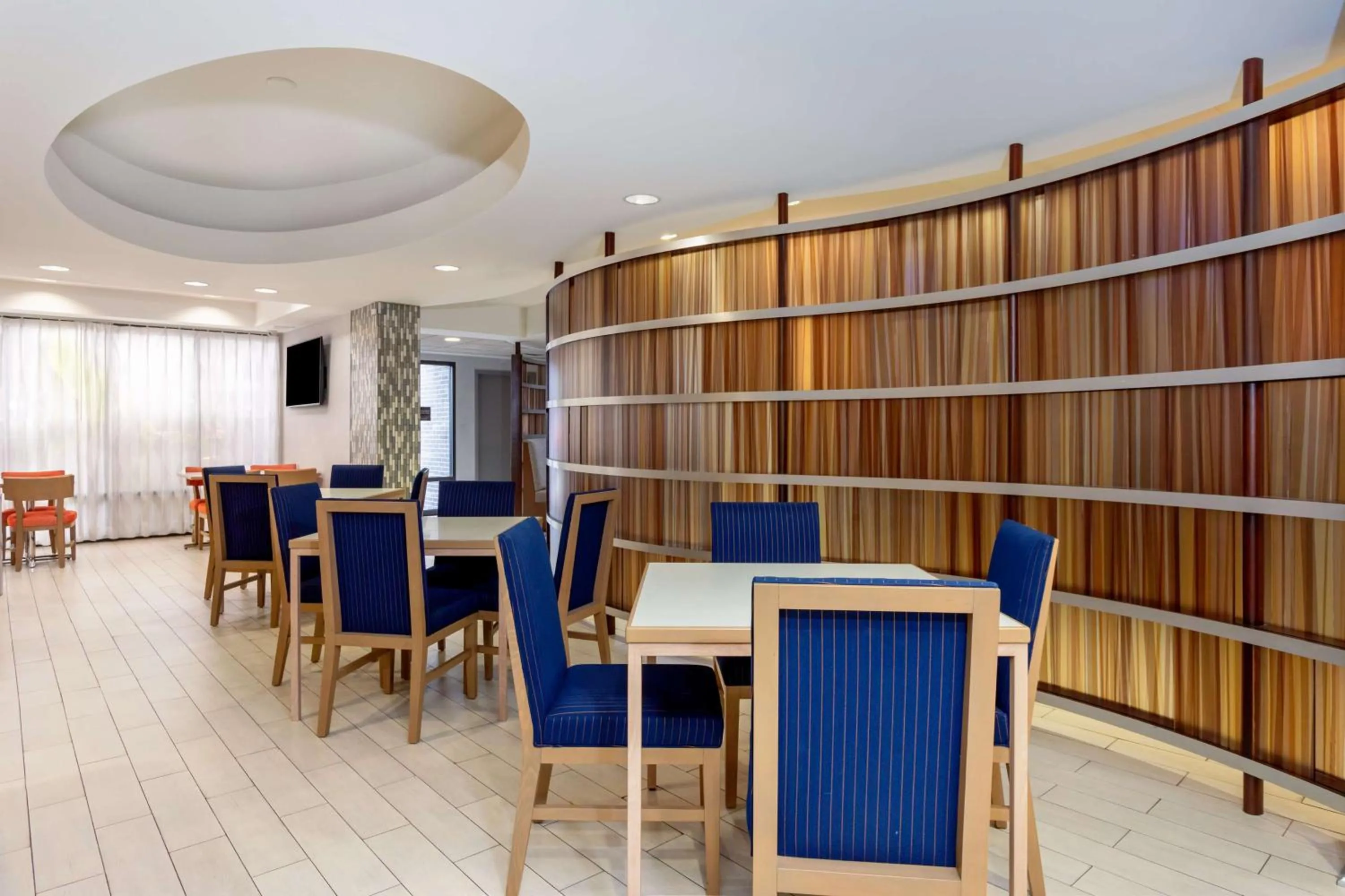 Lobby or reception in Hampton Inn Orlando-International Airport