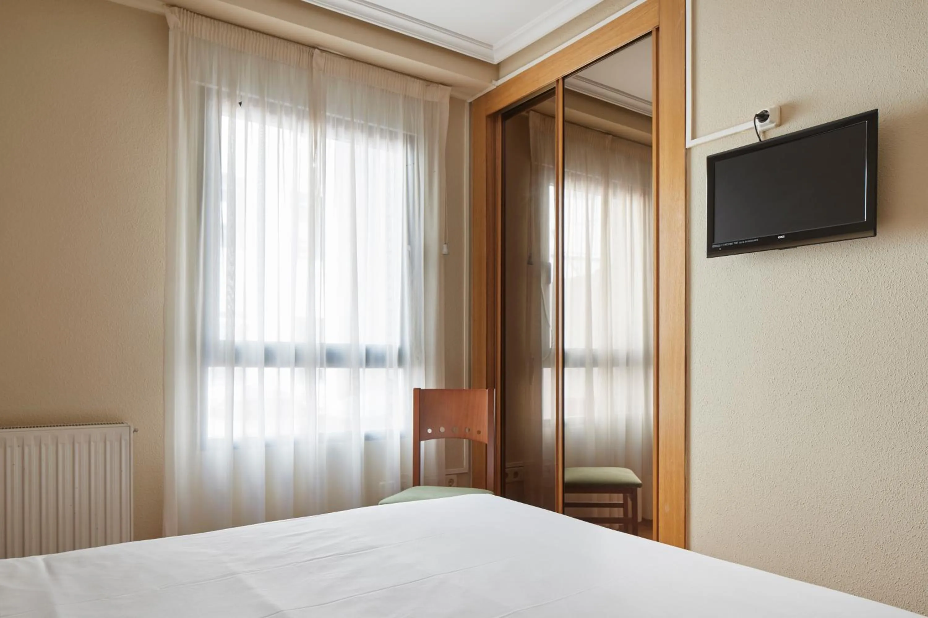 Photo of the whole room, Bed in IRAIPE Achuri Auto Check-in