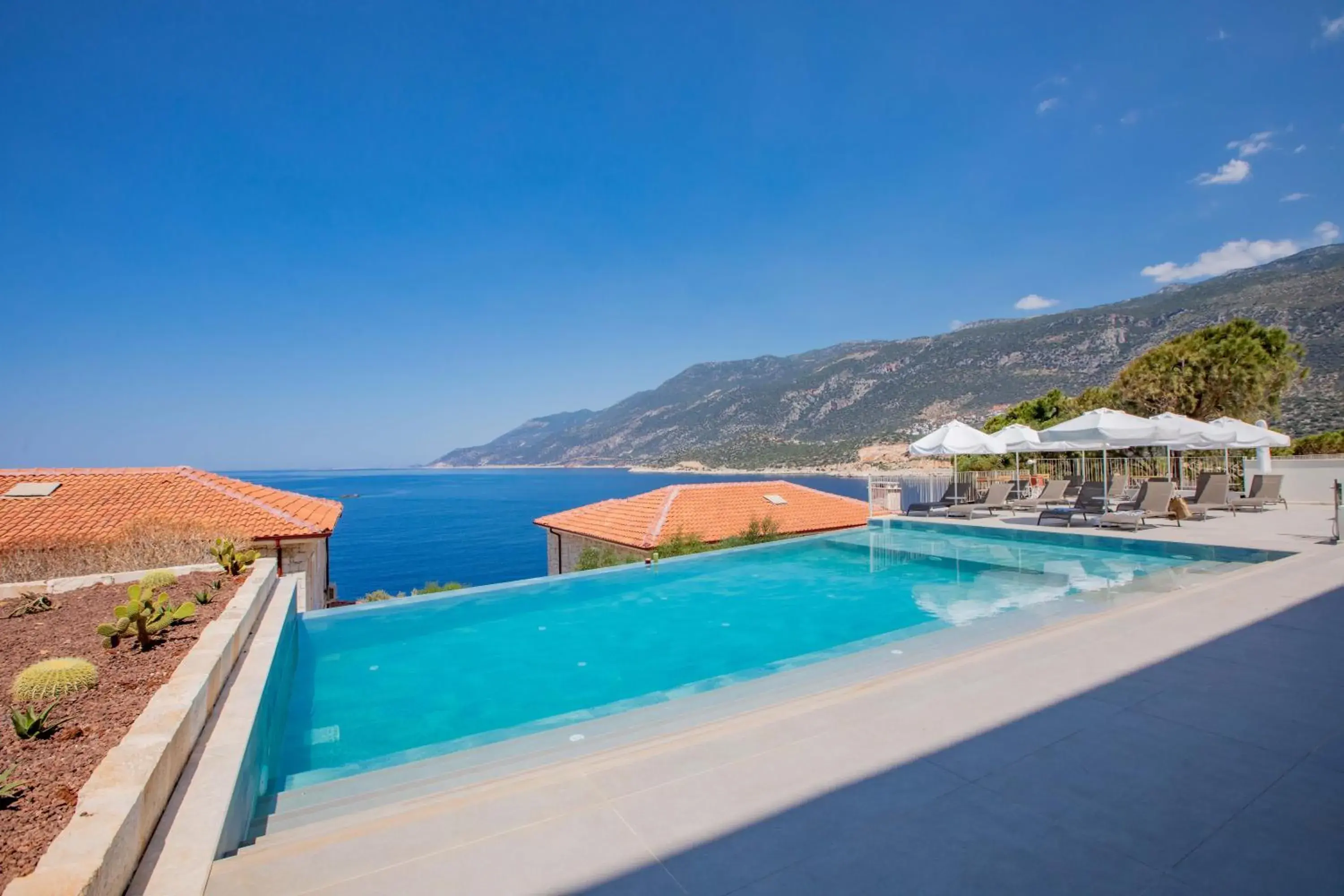 Swimming pool in Mavilim Hotel Swimming pool in Mavilim Hotel