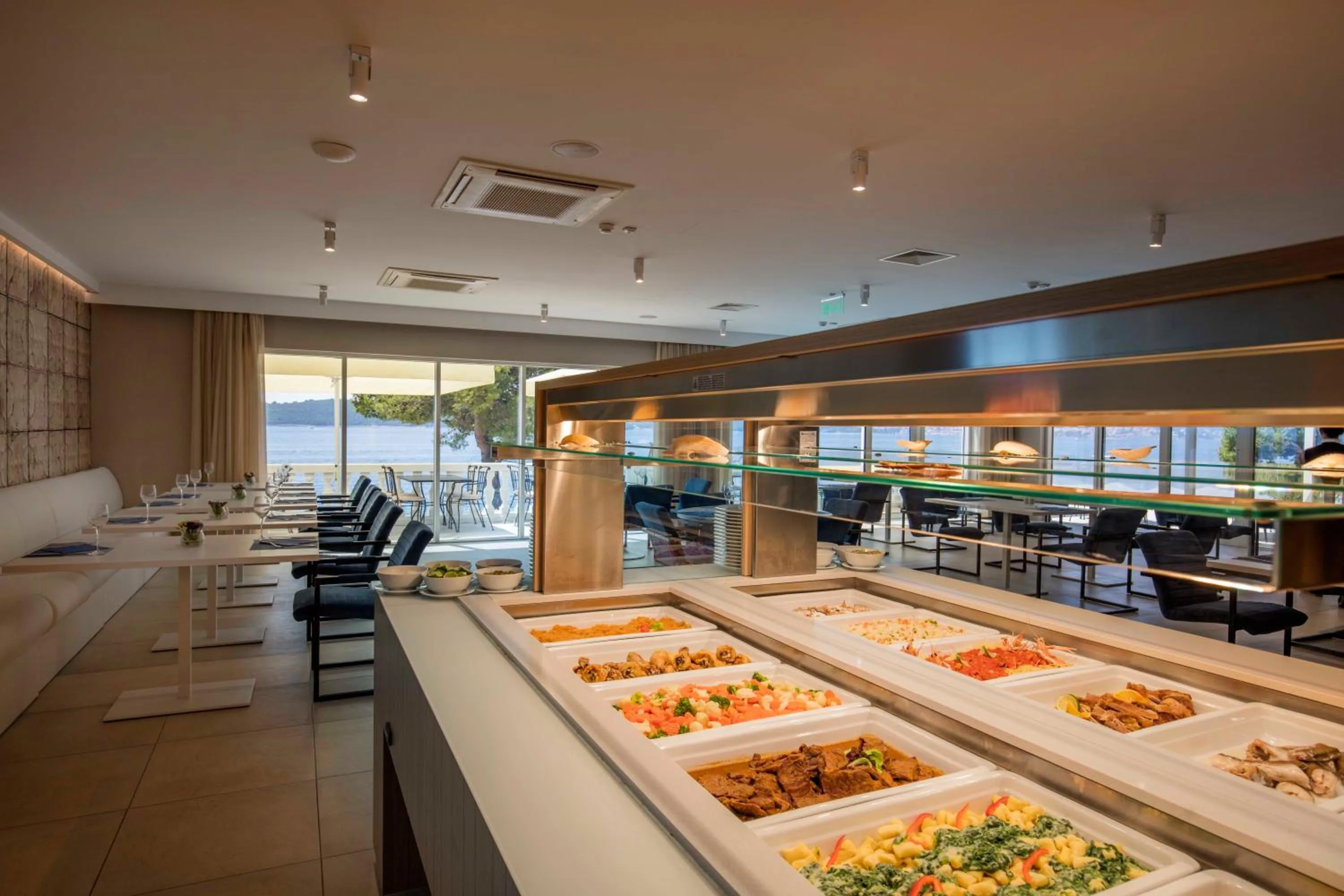 Restaurant/places to eat in Aminess Younique Bellevue Hotel