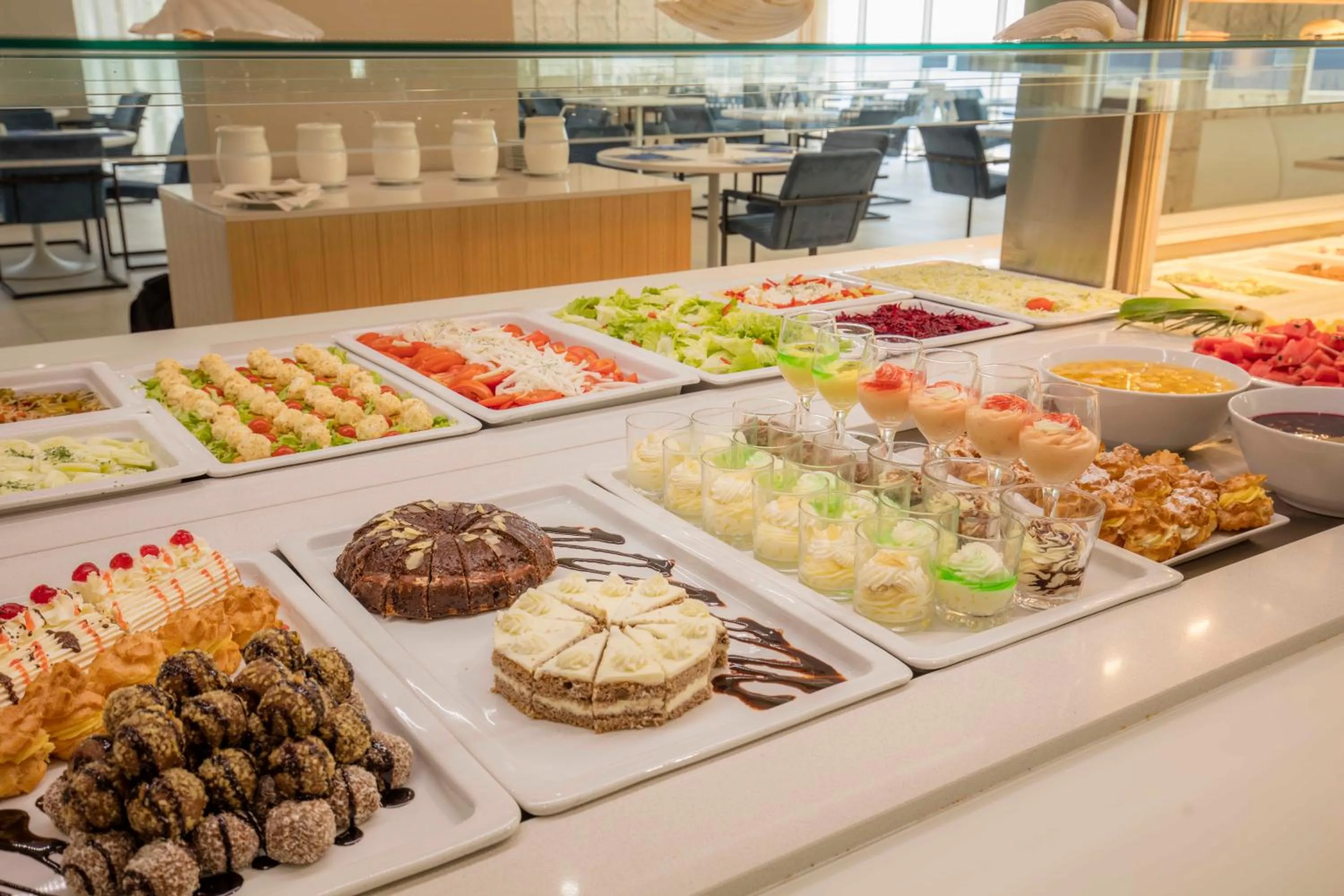 Food and drinks in Aminess Younique Bellevue Hotel