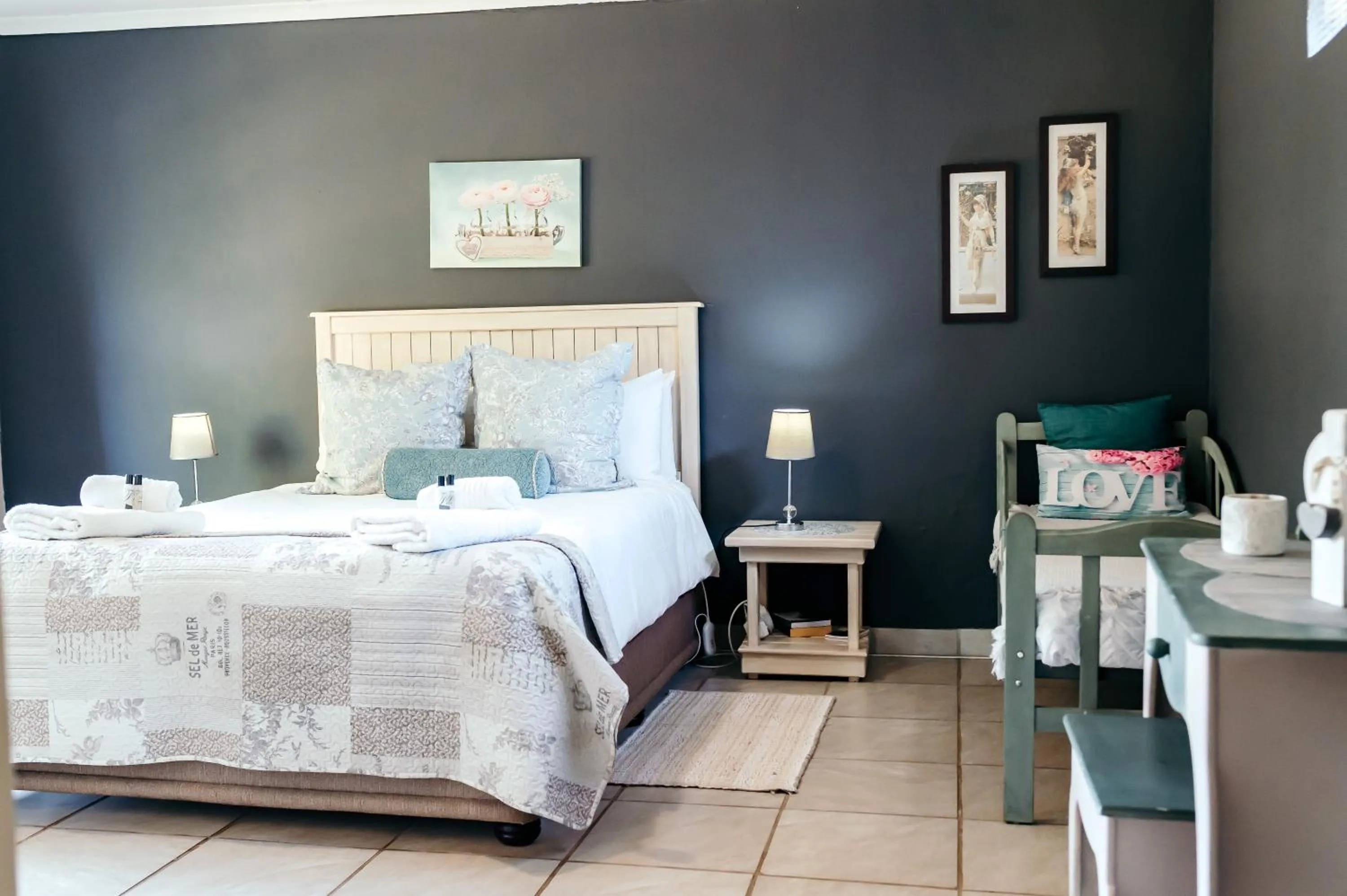 Bedroom, Bed in Misty Morn Cottages