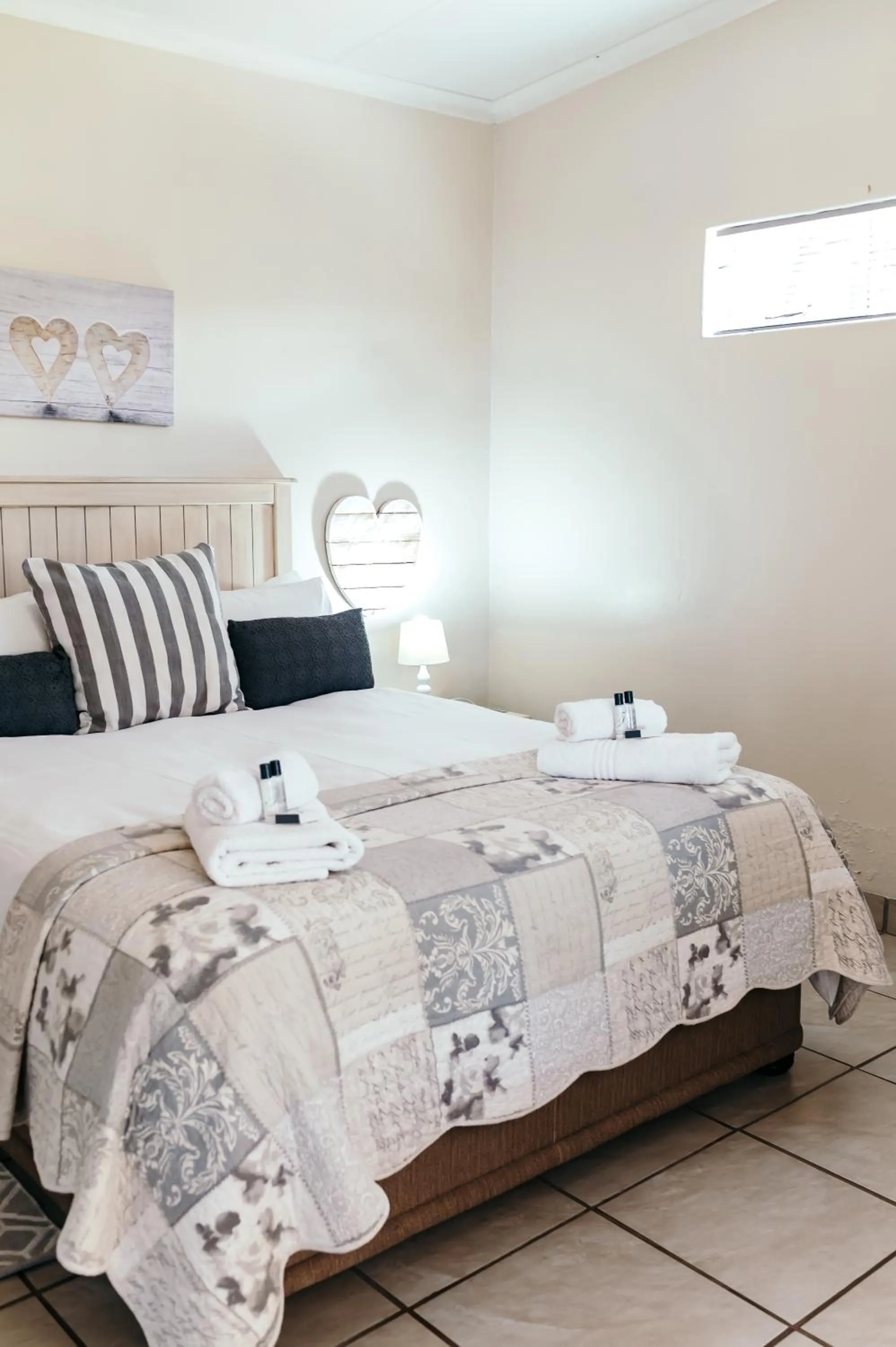 Bedroom, Bed in Misty Morn Cottages