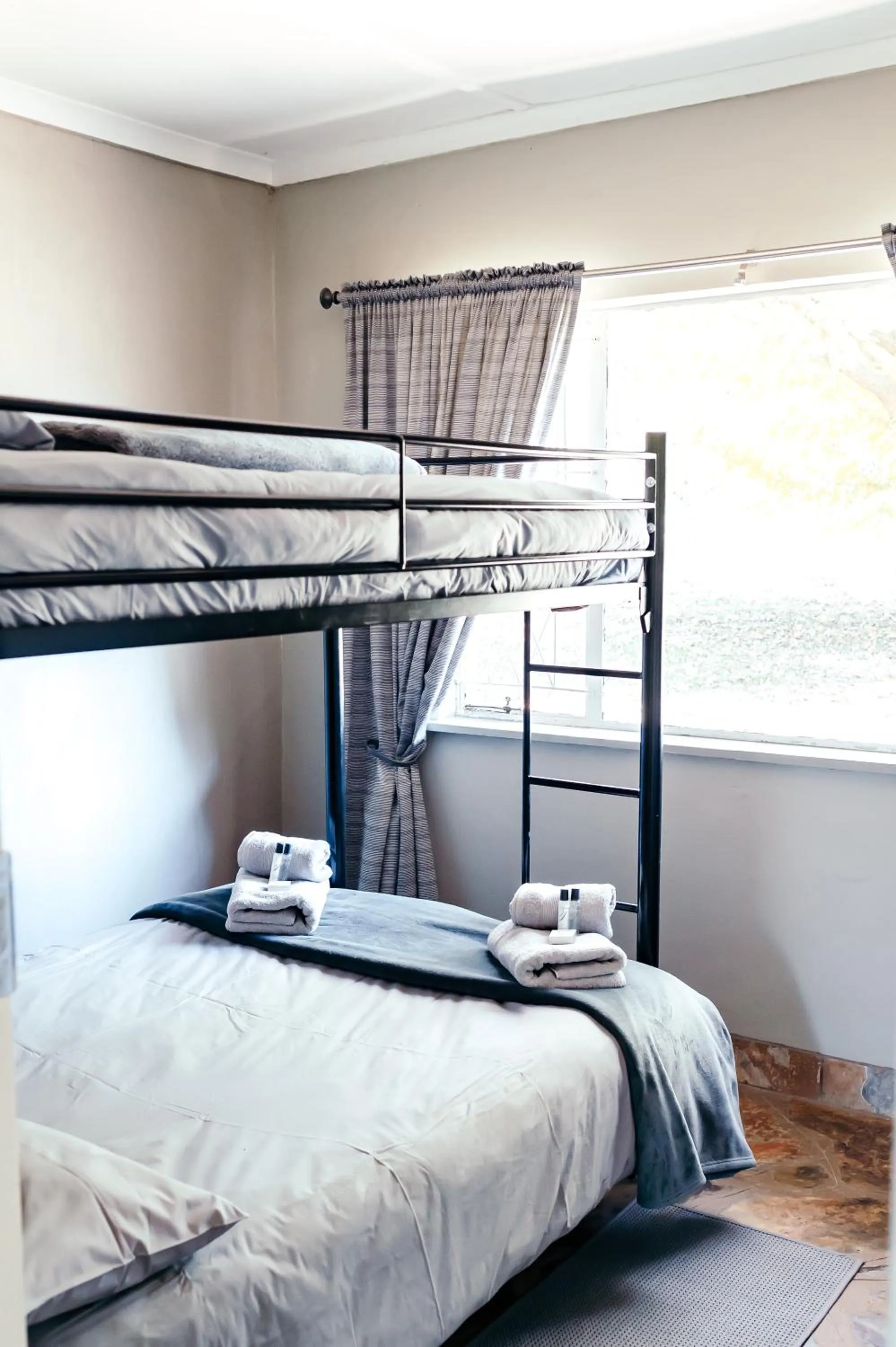 Bedroom, Bed in Misty Morn Cottages