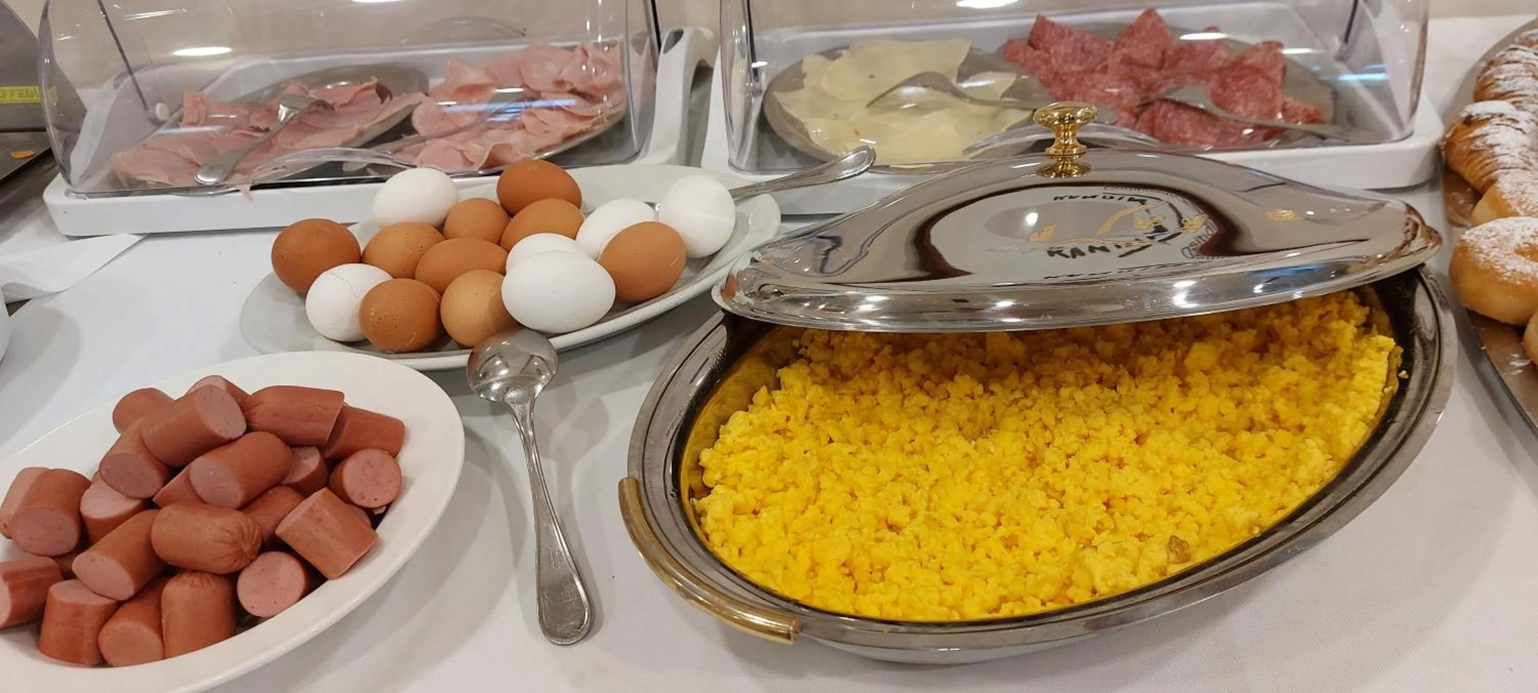 Breakfast in Hotel Garden B&B