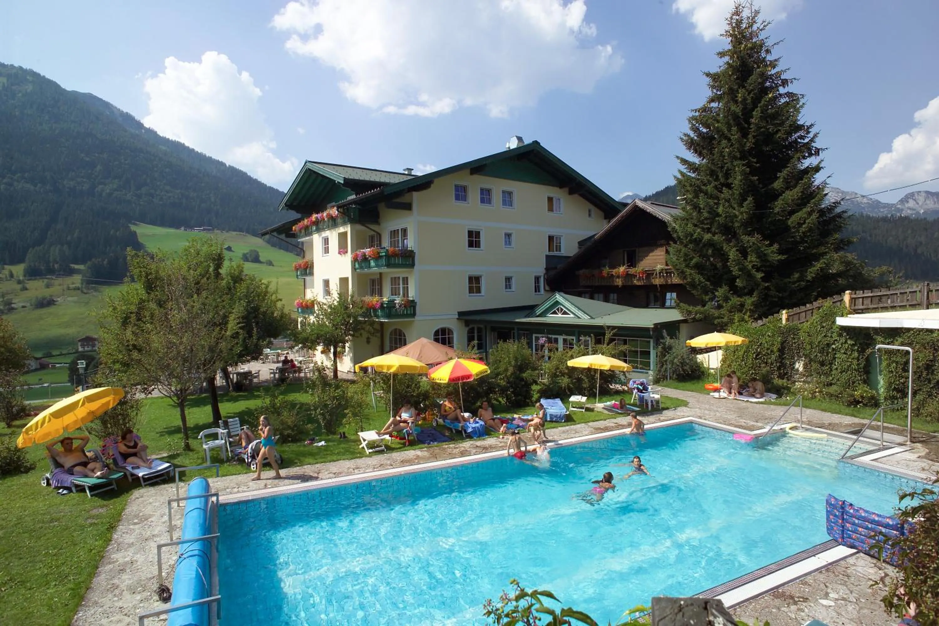 Swimming pool in Wohlfühlresort und Feriengut Martinerhof