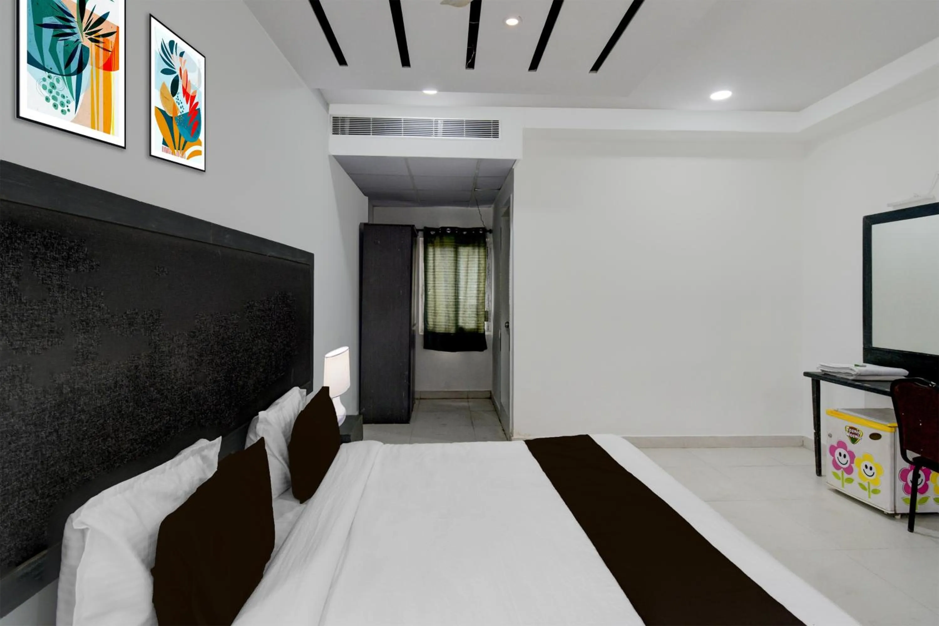 Bedroom, Bed in Super Hotel O Erragadda Metro Station Hyderabad Formerly Palak Residency
