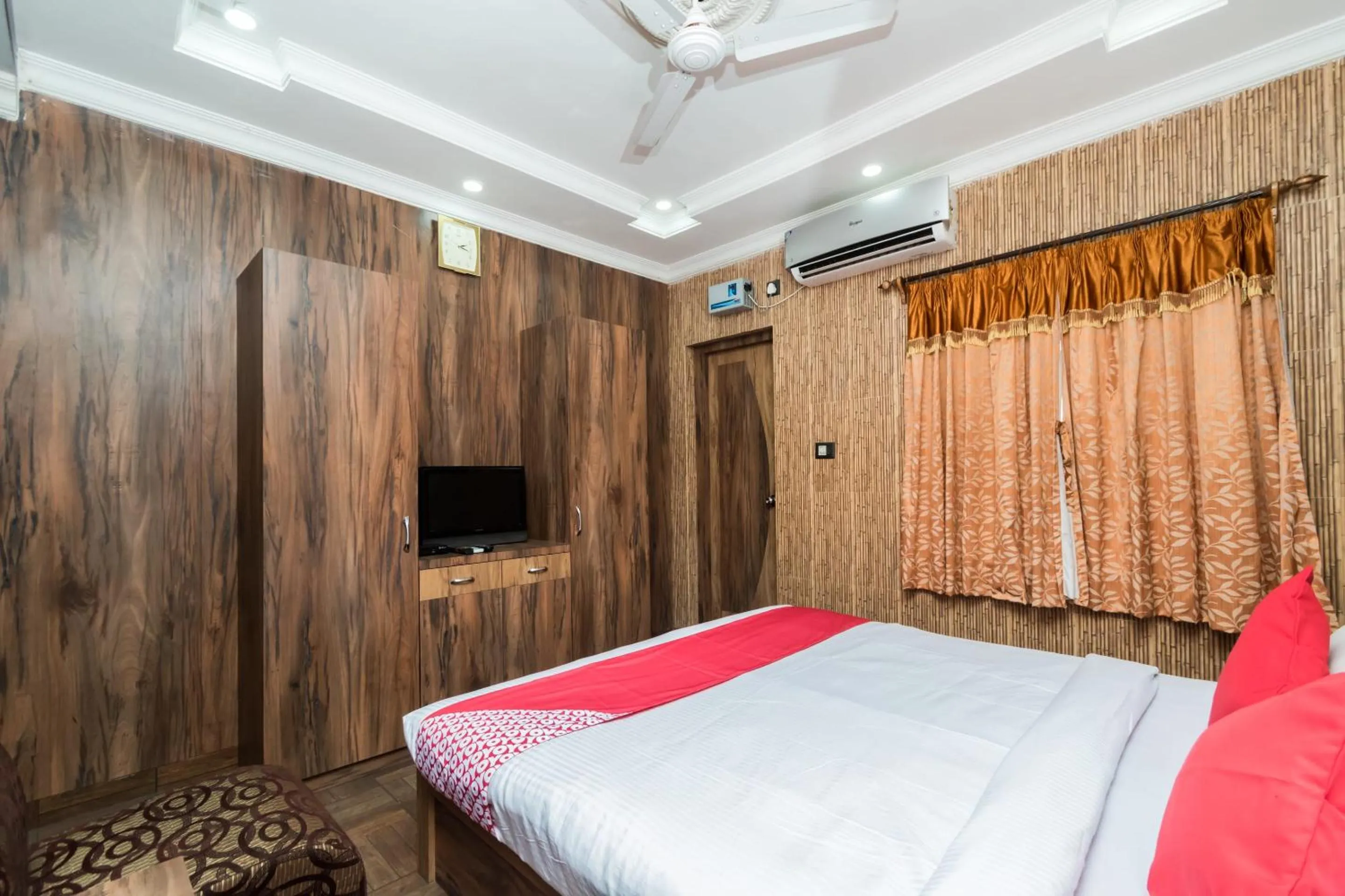 Bedroom, Bed in Super Capital O Bidisha