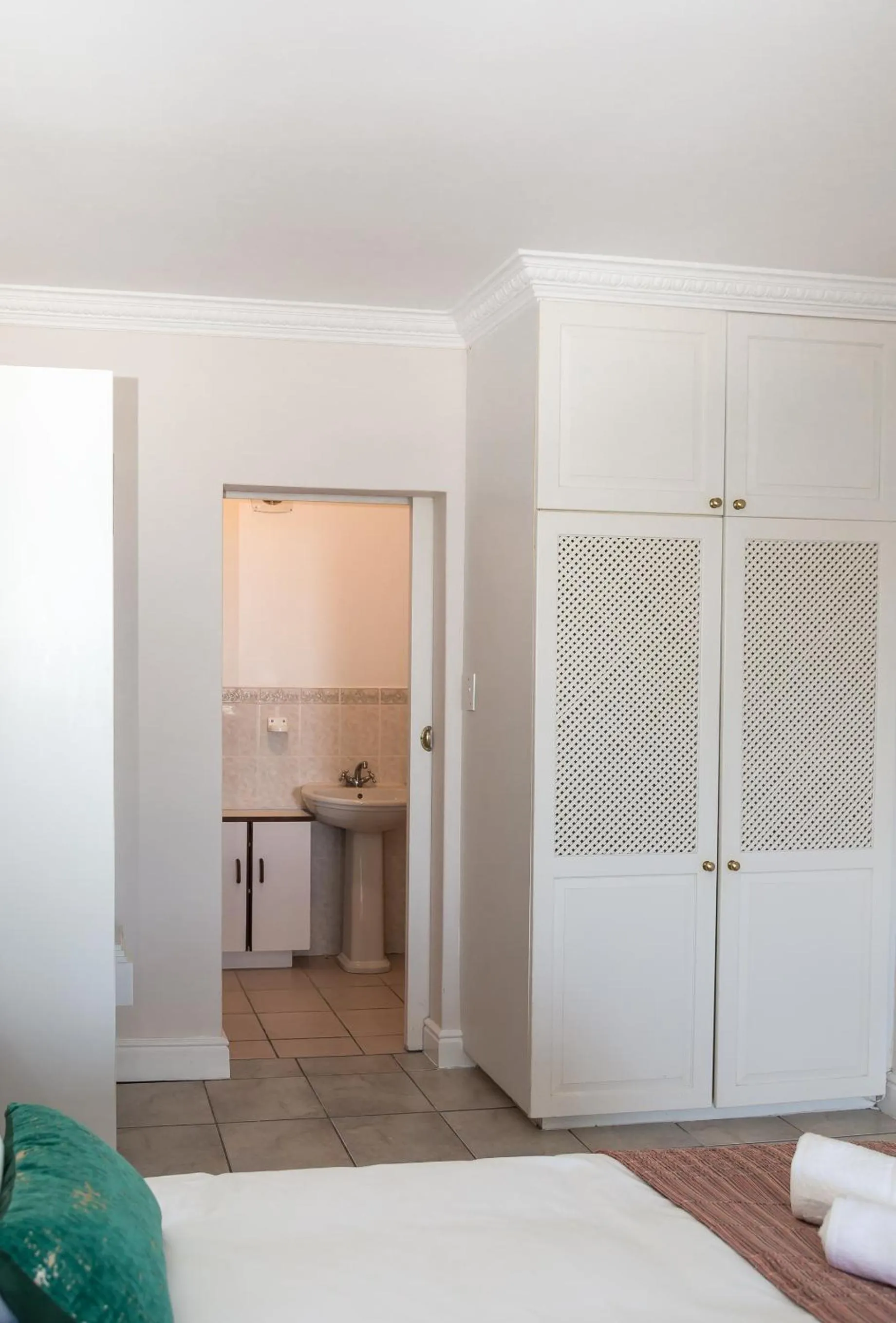 Bathroom, Bed in Moncrieff Manor