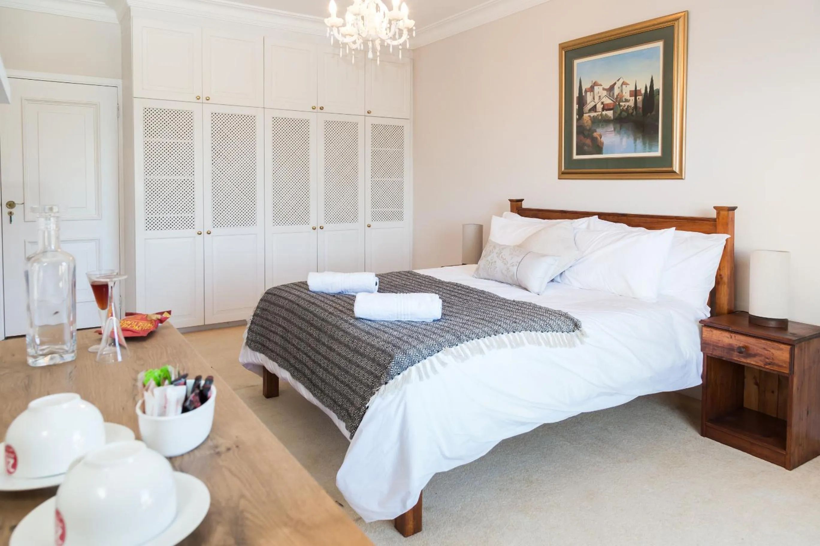 Coffee/tea facilities, Bed in Moncrieff Manor