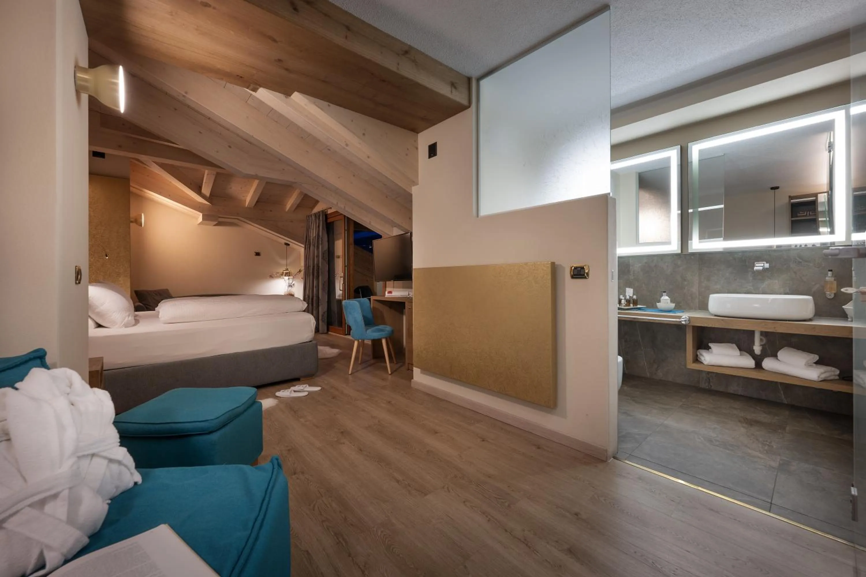 Photo of the whole room, Bed in Hotel Cervo