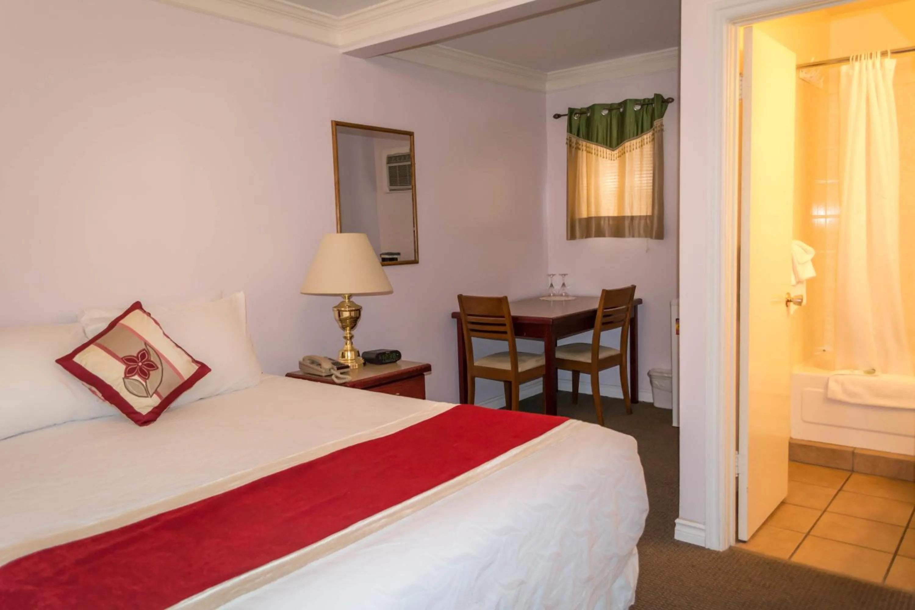 Photo of the whole room, Bed in Traveler's Motel Penticton