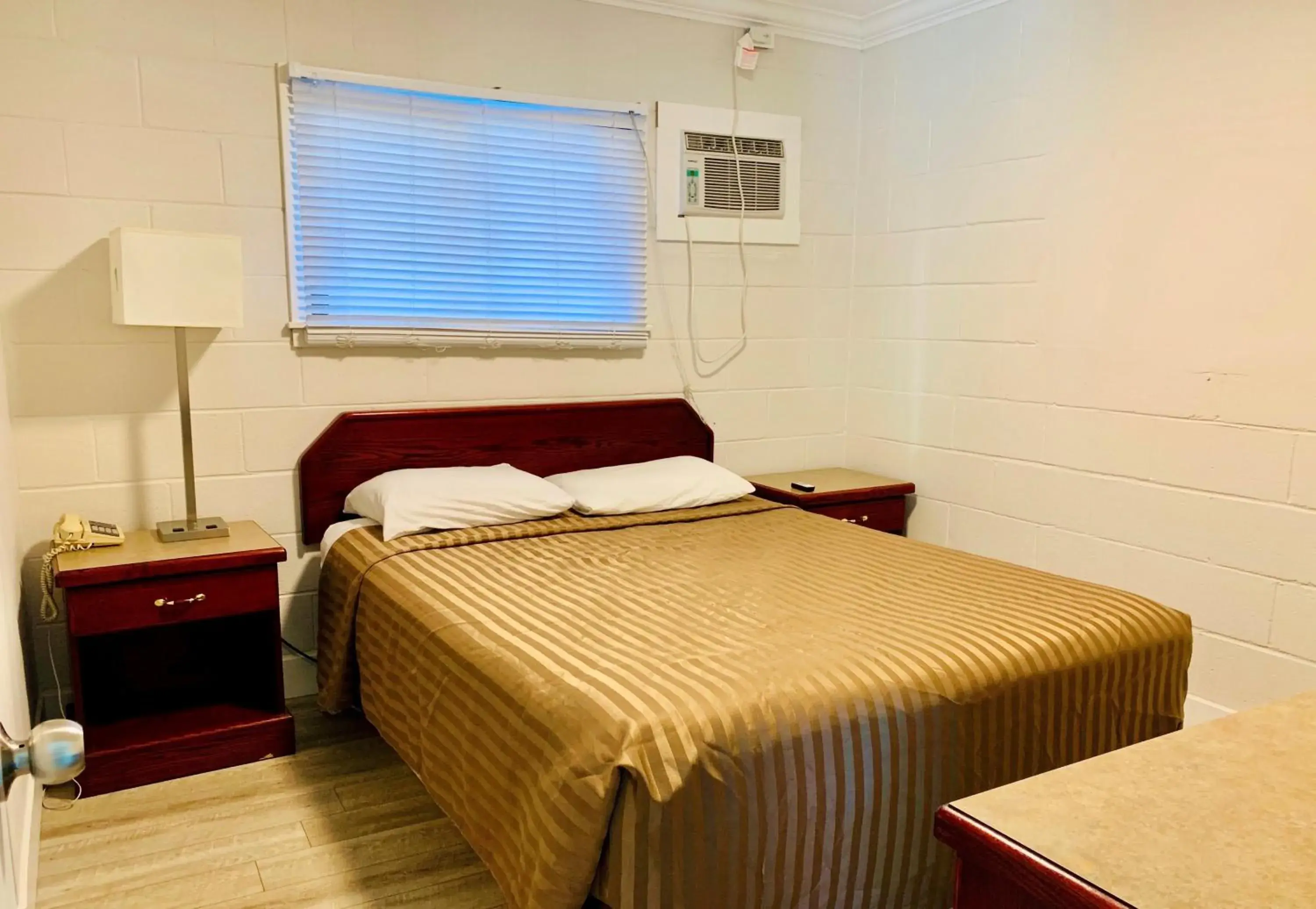 Three-Bedroom Suite in Traveler's Motel Penticton Three-Bedroom Suite in Traveler's Motel Penticton