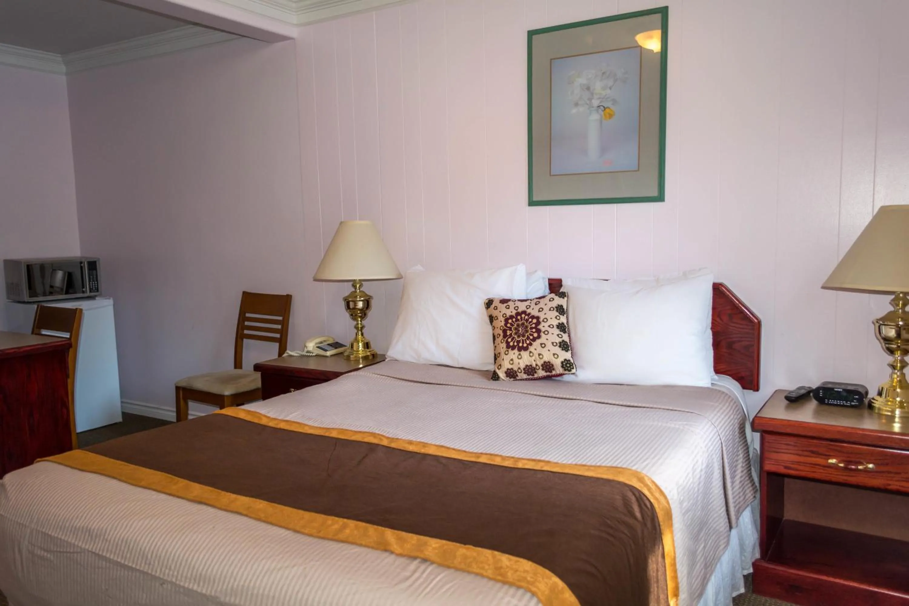 Bed in Traveler's Motel Penticton