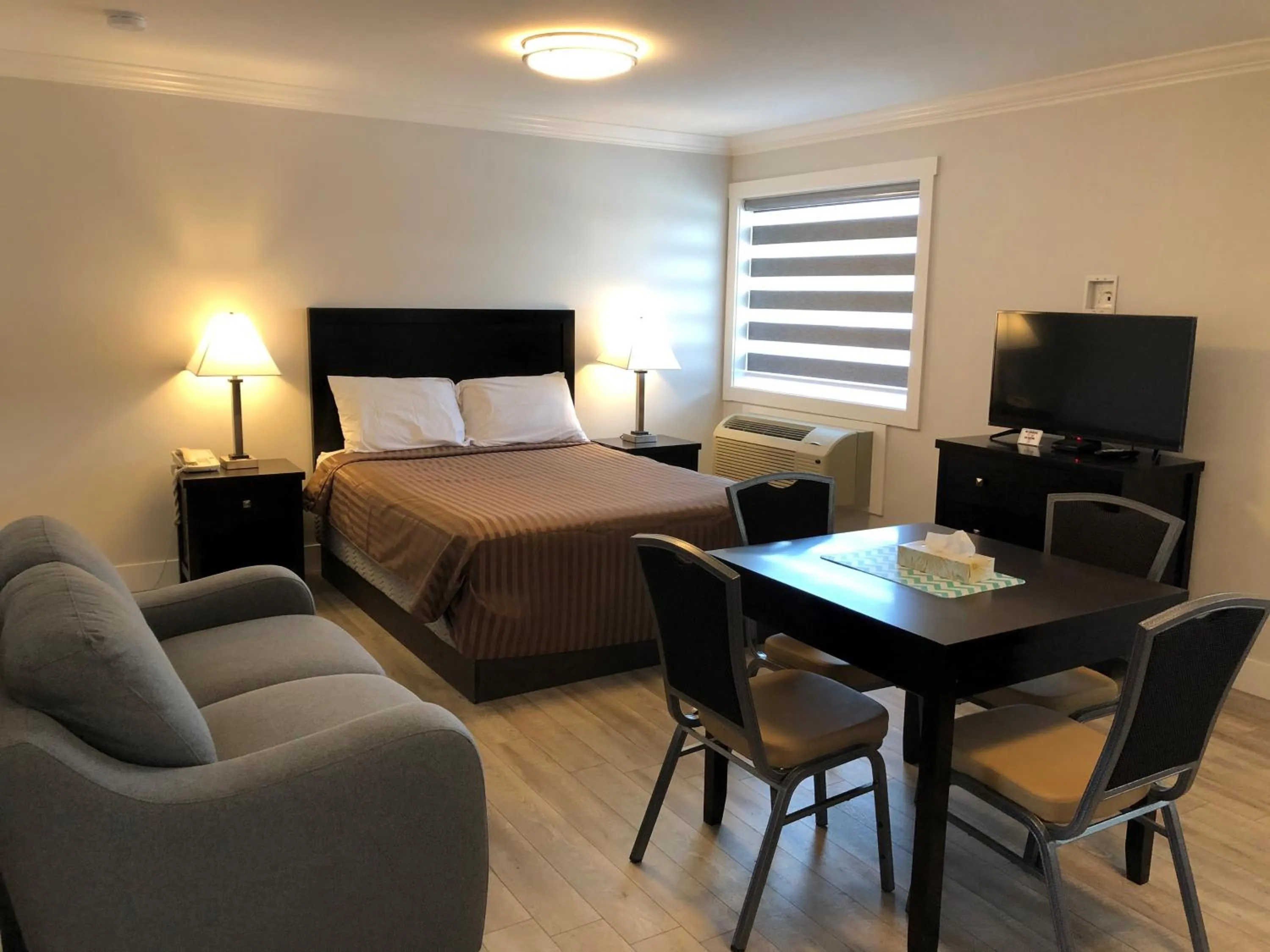 Bed in Traveler's Motel Penticton