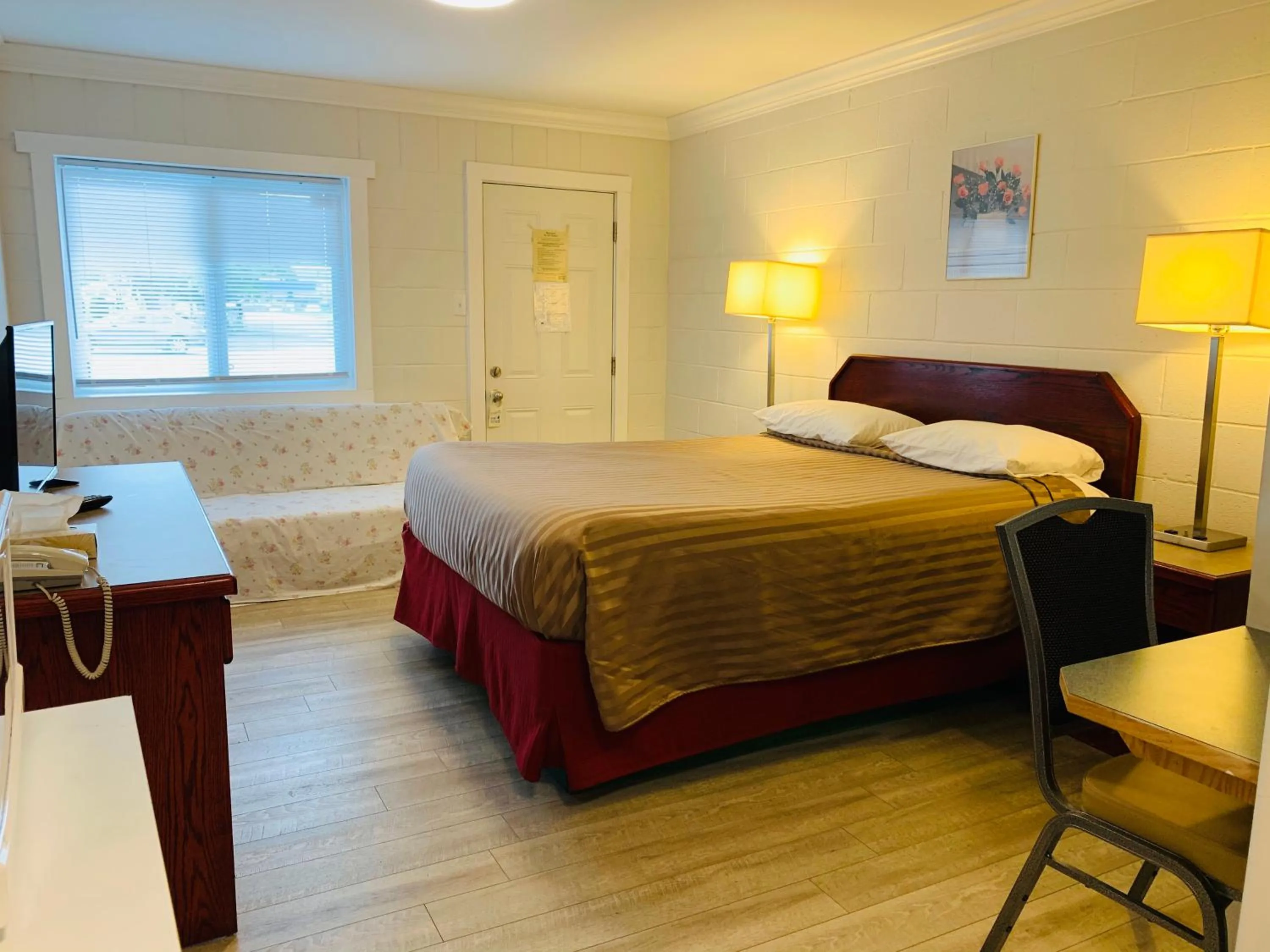 Bed in Traveler's Motel Penticton