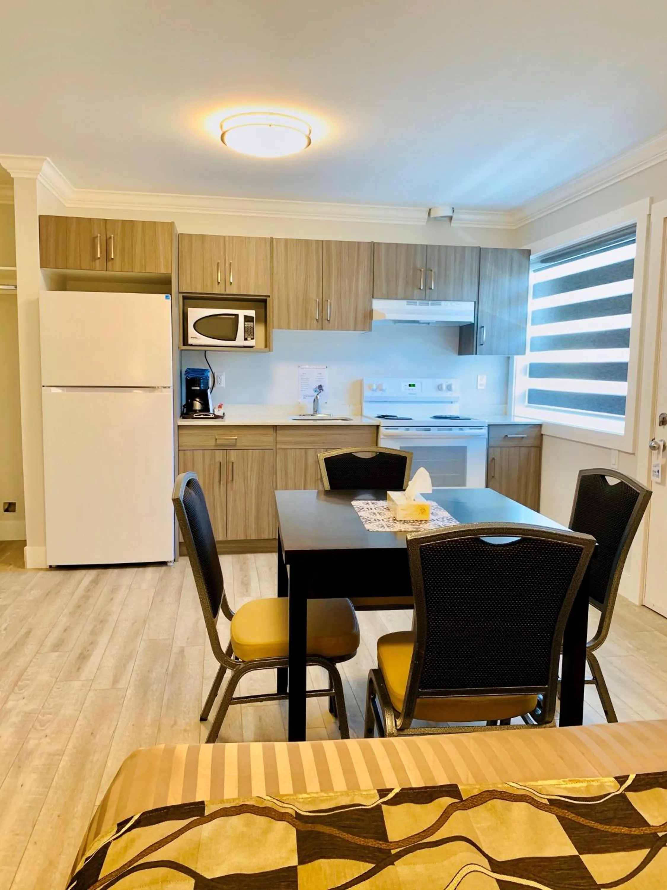 Kitchen or kitchenette in Traveler's Motel Penticton