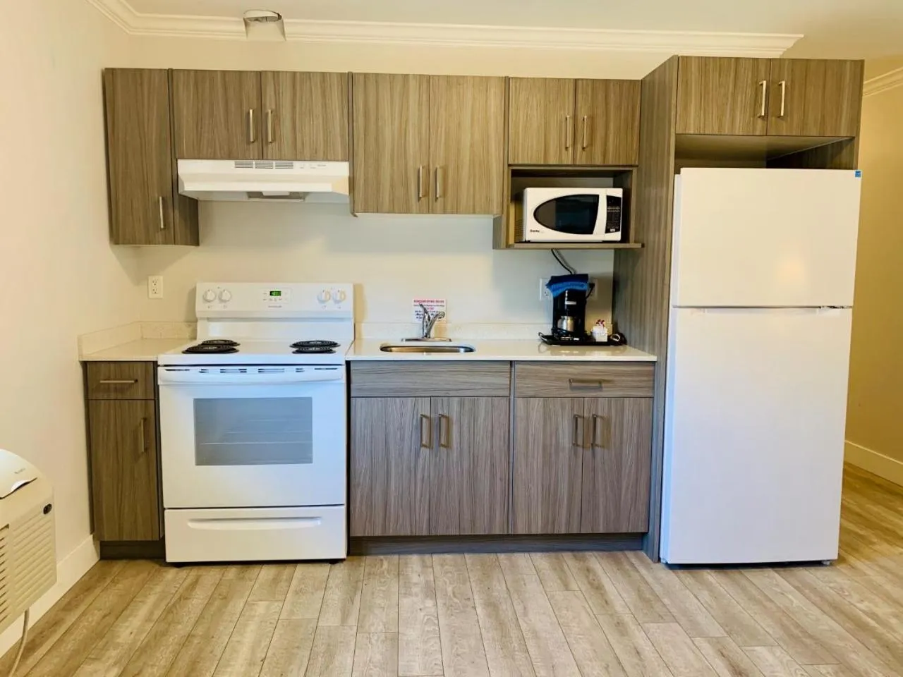 Kitchen or kitchenette in Traveler's Motel Penticton