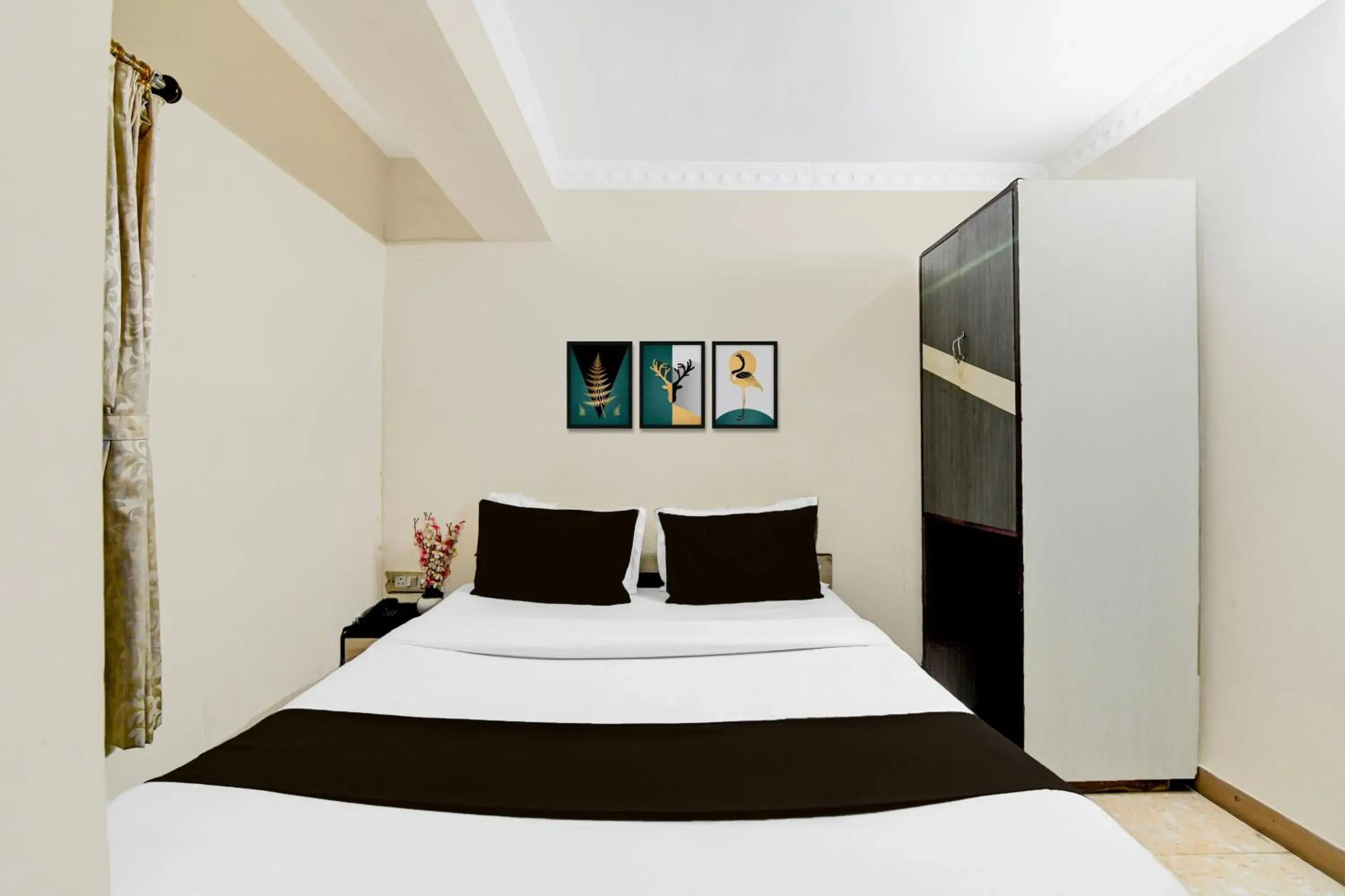 Bedroom, Bed in Super Hotel O Sarat Bose Road formerly Shree Guest House Bedroom, Bed in Super Hotel O Sarat Bose Road formerly Shree Guest House