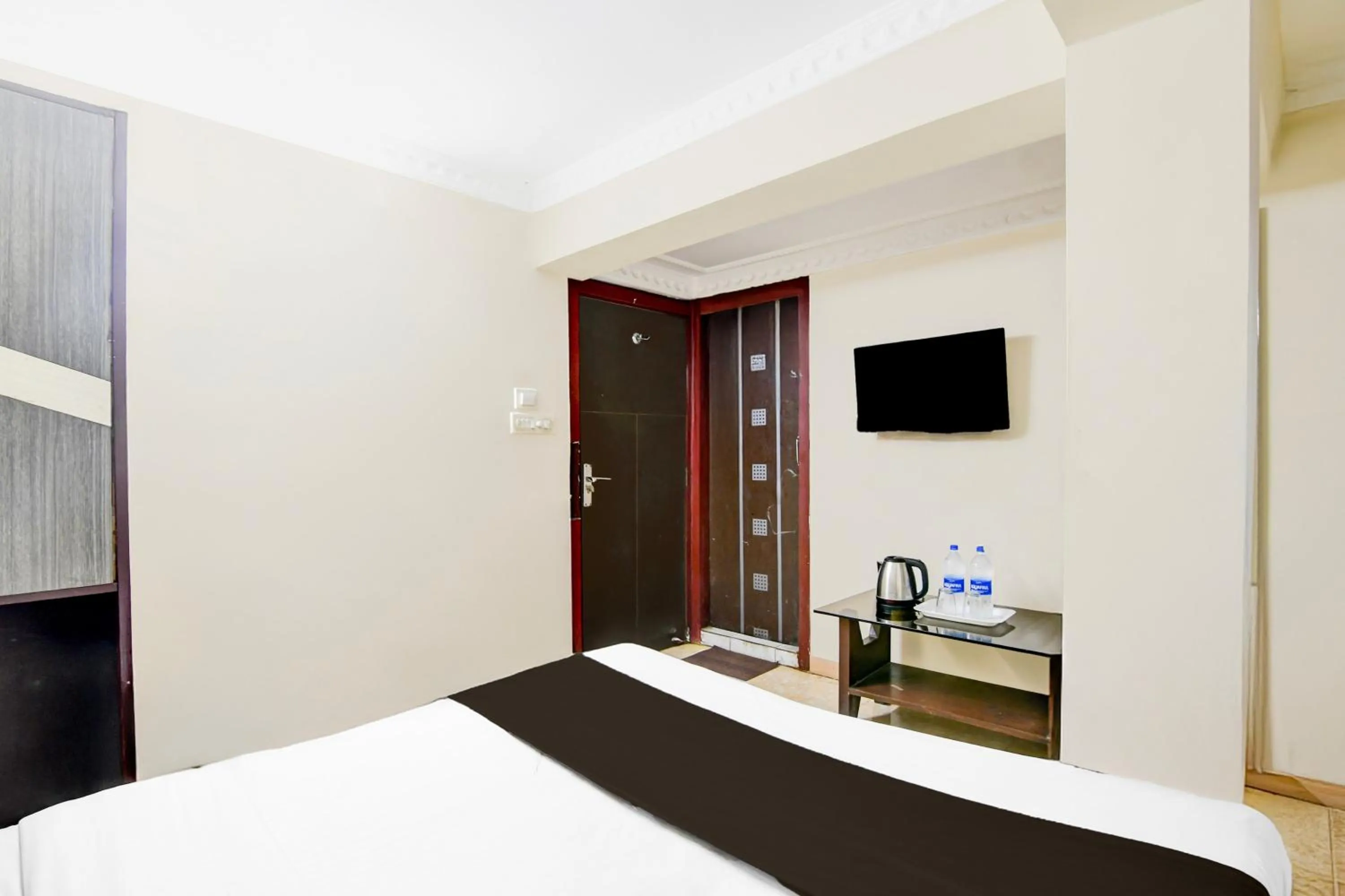 Bedroom, Bed in Super Hotel O Sarat Bose Road formerly Shree Guest House