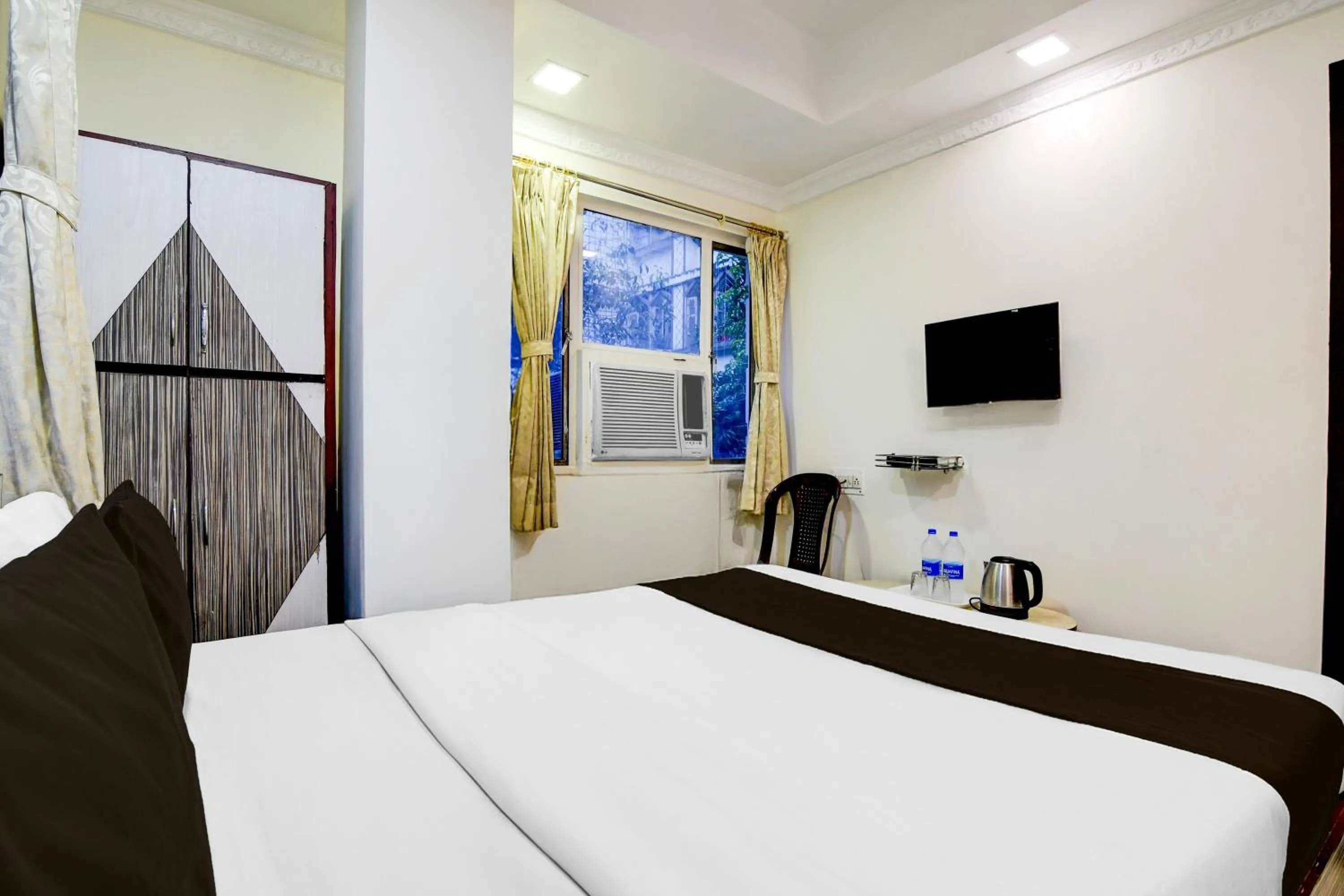 Bedroom, Bed in Super Hotel O Sarat Bose Road formerly Shree Guest House