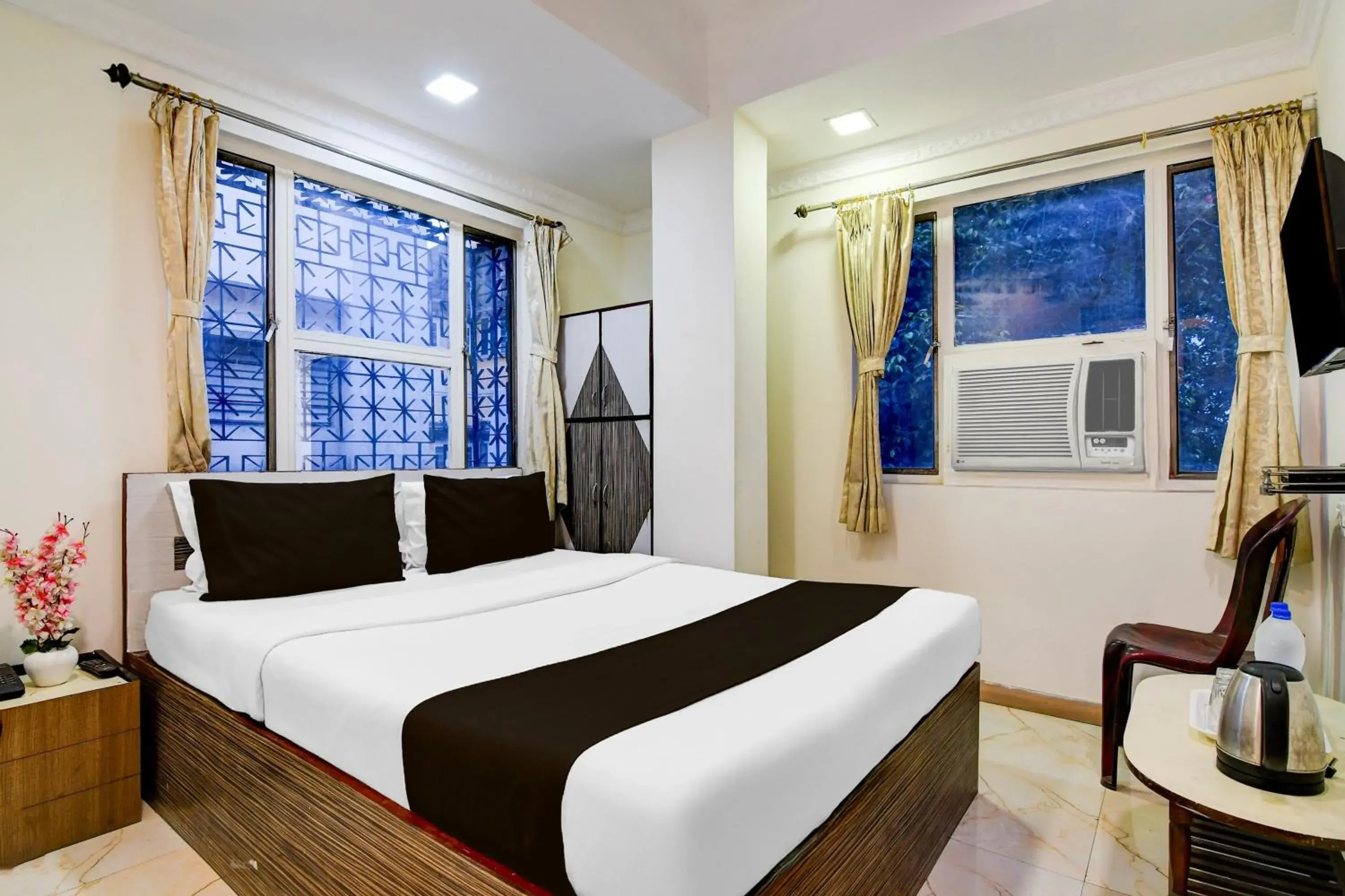 Bedroom, Bed in Super Hotel O Sarat Bose Road formerly Shree Guest House Bedroom, Bed in Super Hotel O Sarat Bose Road formerly Shree Guest House