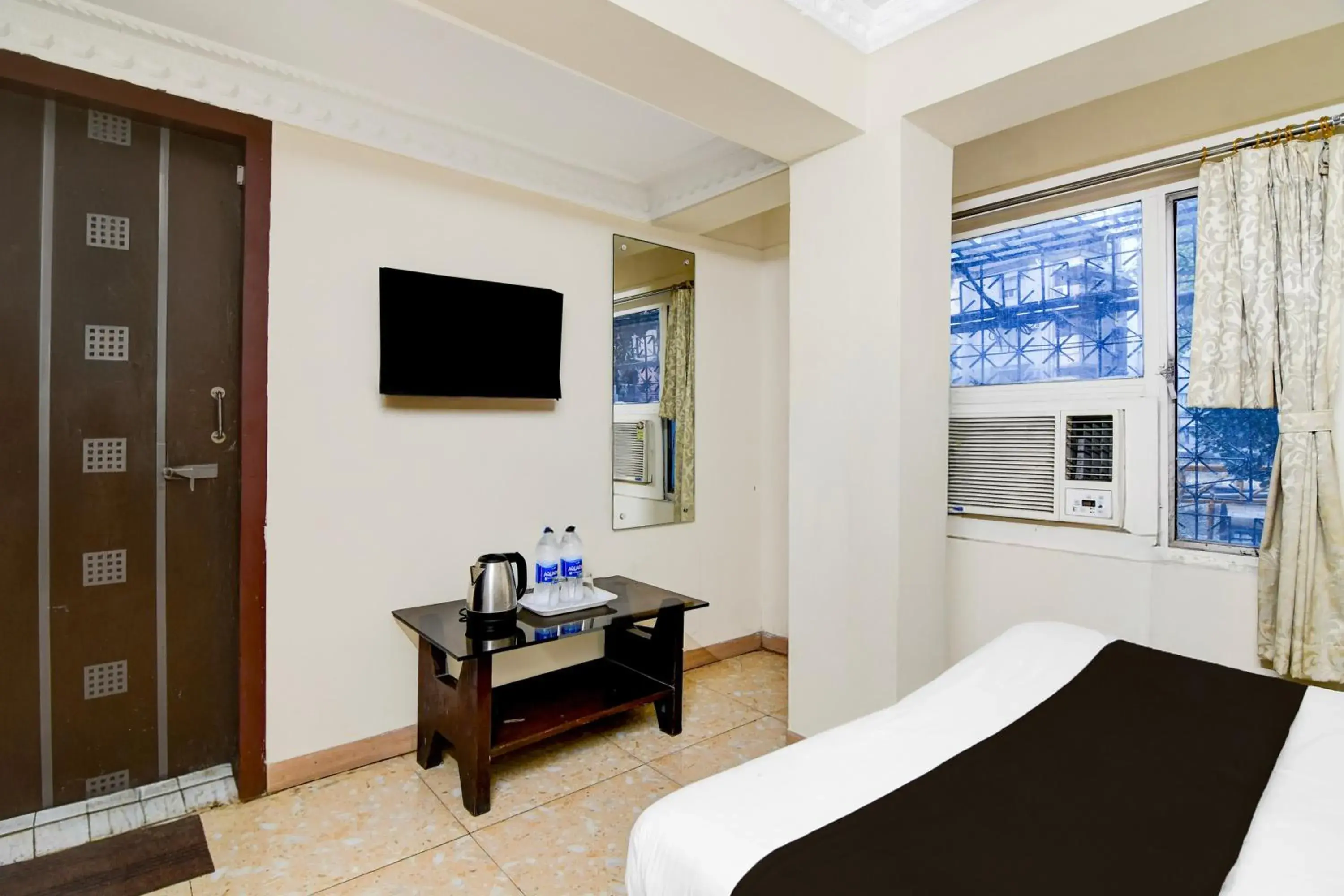 Bedroom, Bed in Super Hotel O Sarat Bose Road formerly Shree Guest House Bedroom, Bed in Super Hotel O Sarat Bose Road formerly Shree Guest House