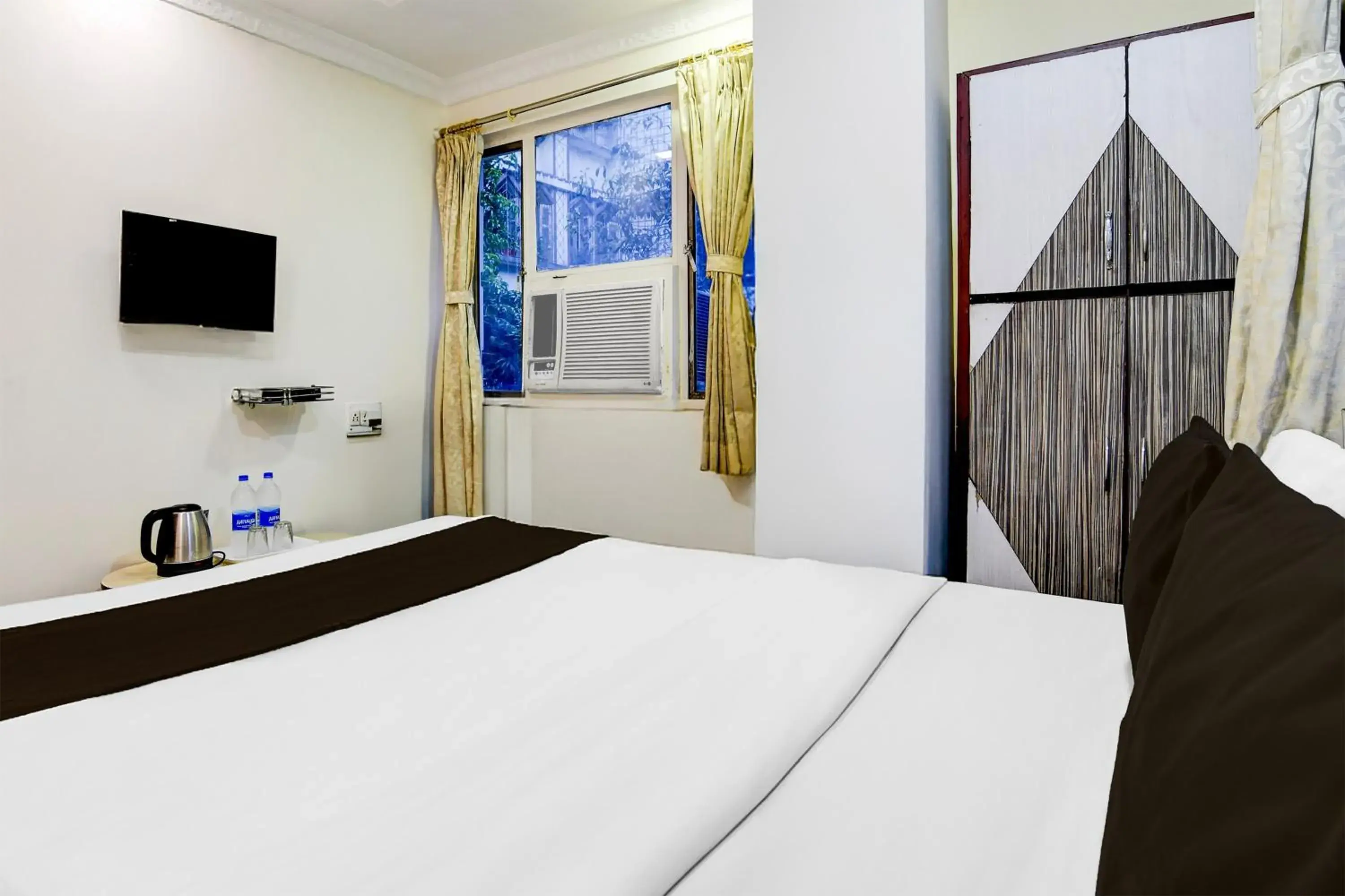 Bedroom, Bed in Super Hotel O Sarat Bose Road formerly Shree Guest House Bedroom, Bed in Super Hotel O Sarat Bose Road formerly Shree Guest House