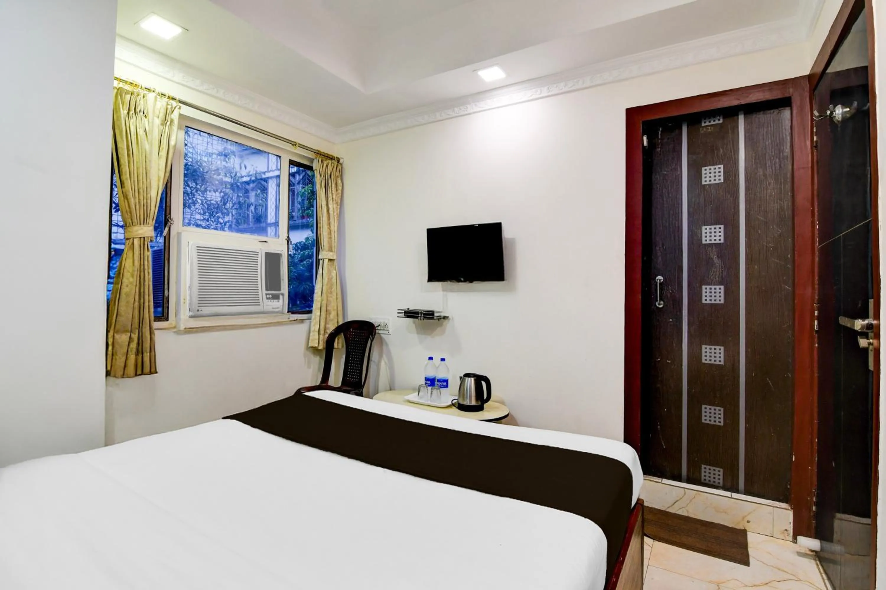 Bedroom, Bed in Super Hotel O Sarat Bose Road formerly Shree Guest House