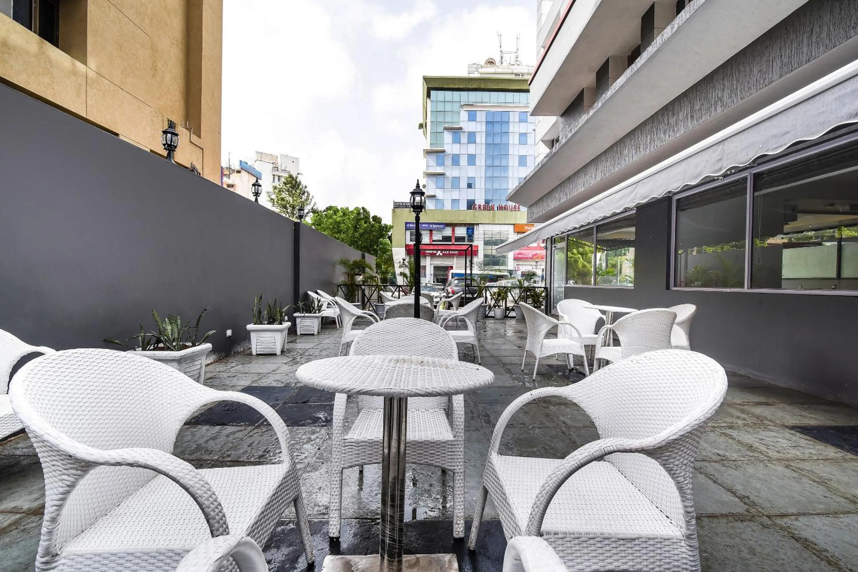 Restaurant/places to eat in Townhouse C Scheme Ahinsa Circle