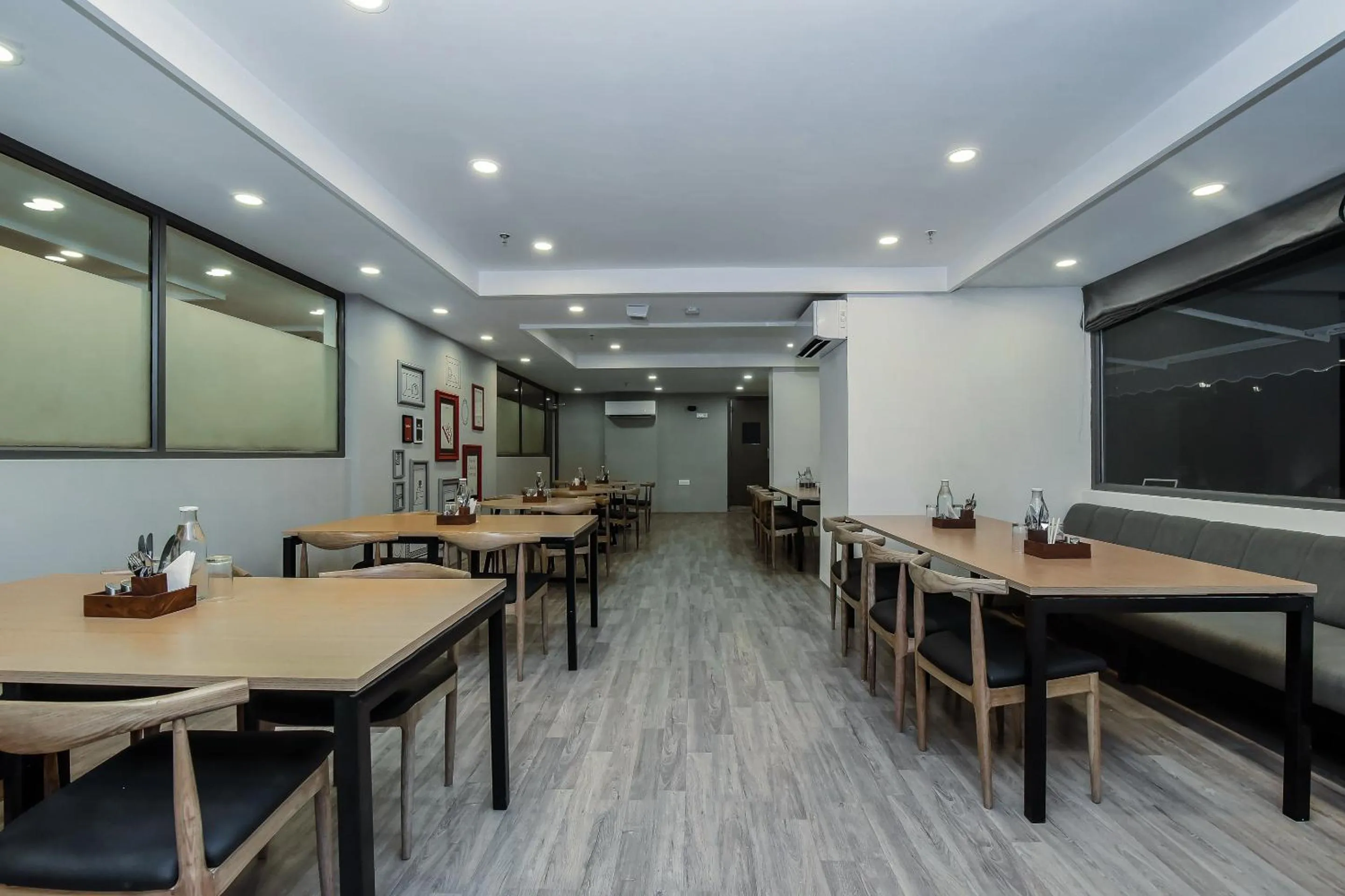 Restaurant/places to eat in Townhouse C Scheme Ahinsa Circle