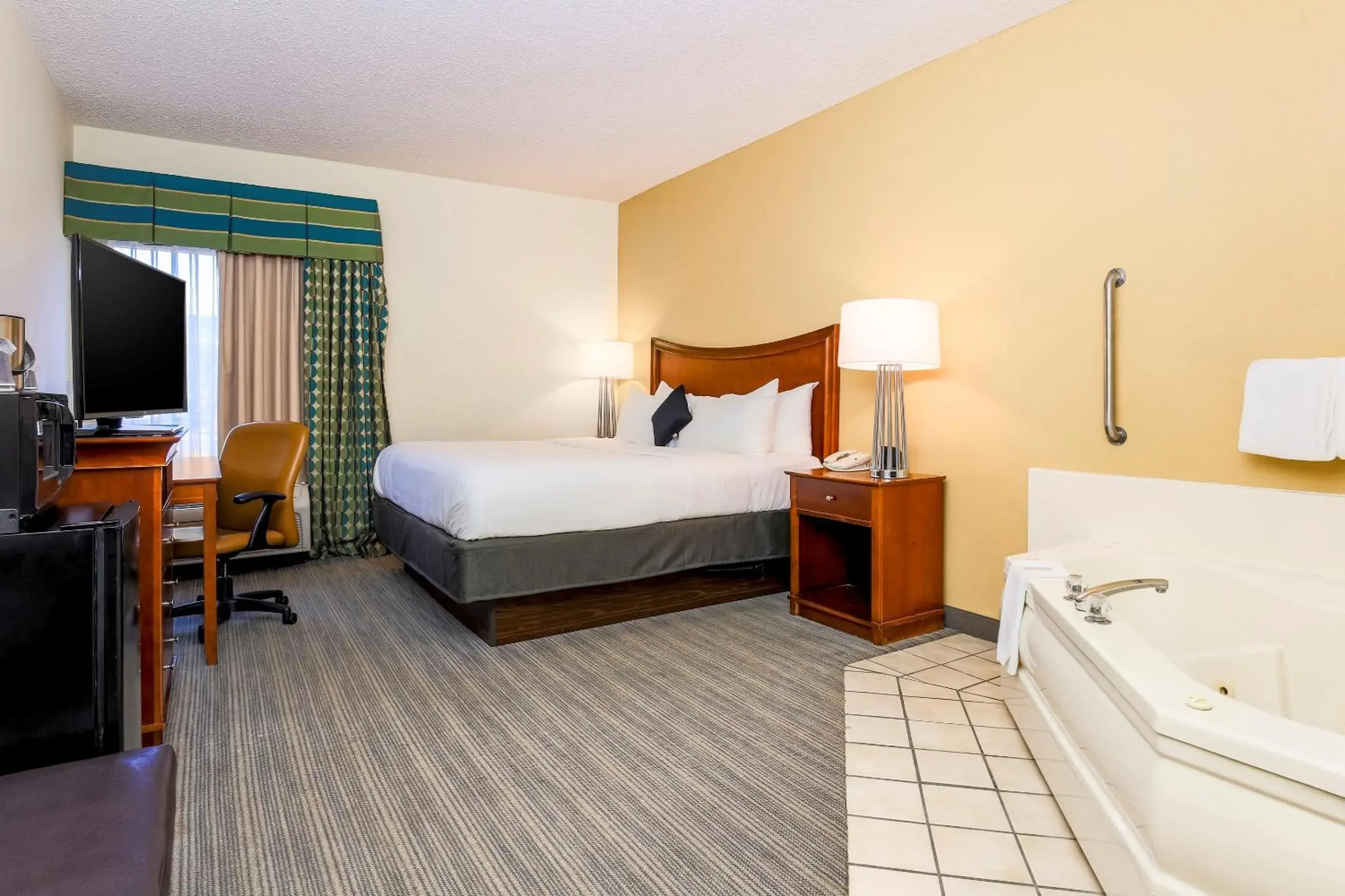 Bed in Red Lion Inn & Suites Hattiesburg