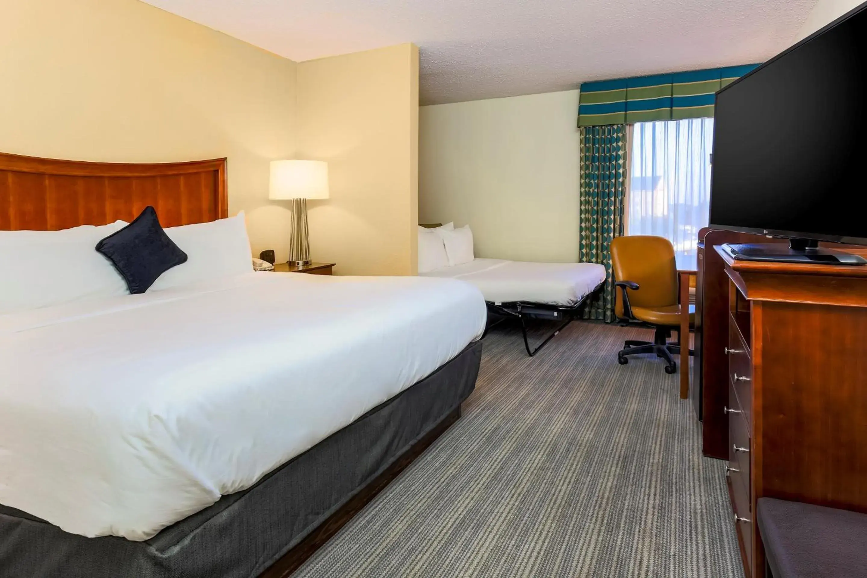Bedroom, Bed in Red Lion Inn & Suites Hattiesburg