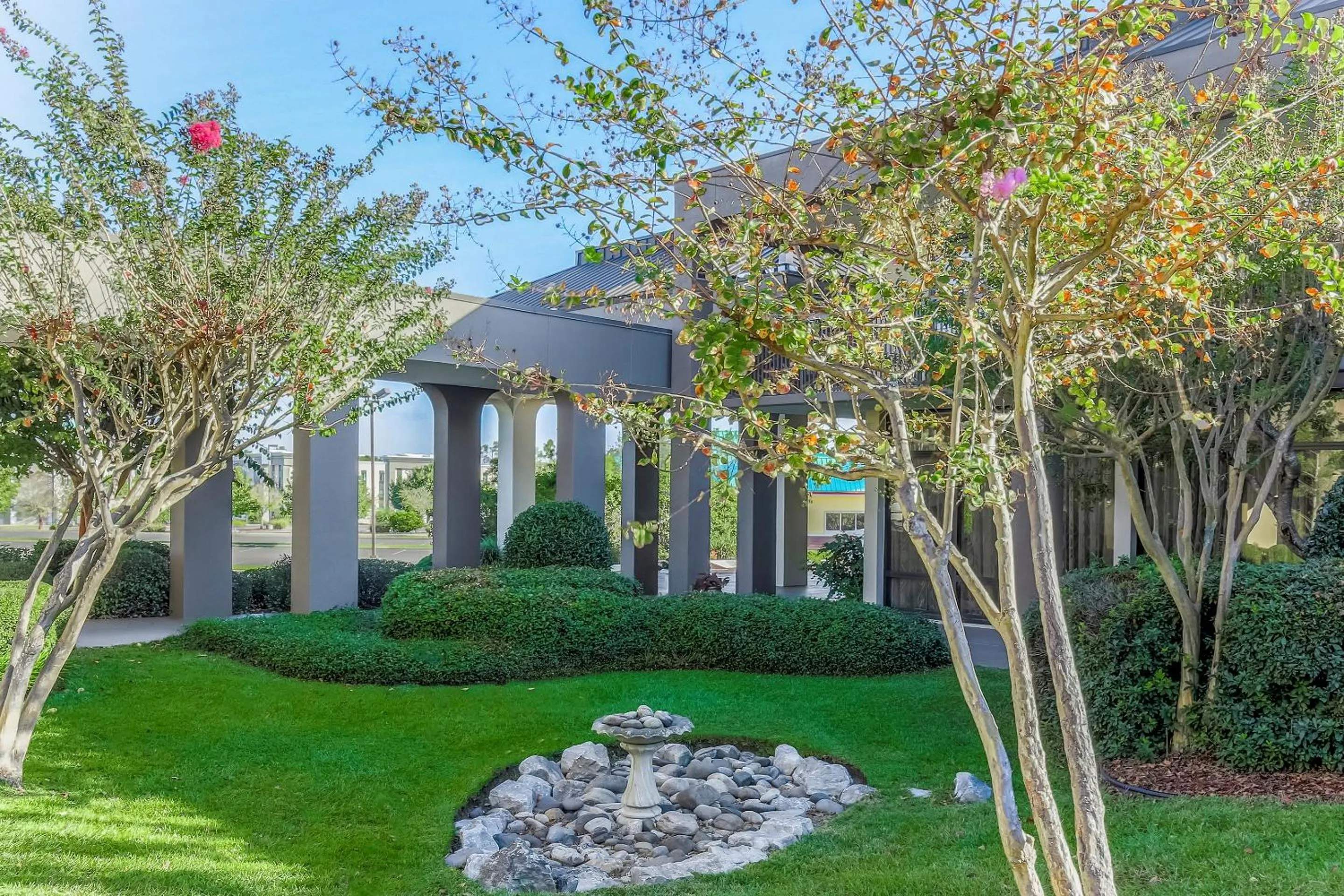 Facade/entrance, Property Building in Red Lion Inn & Suites Hattiesburg
