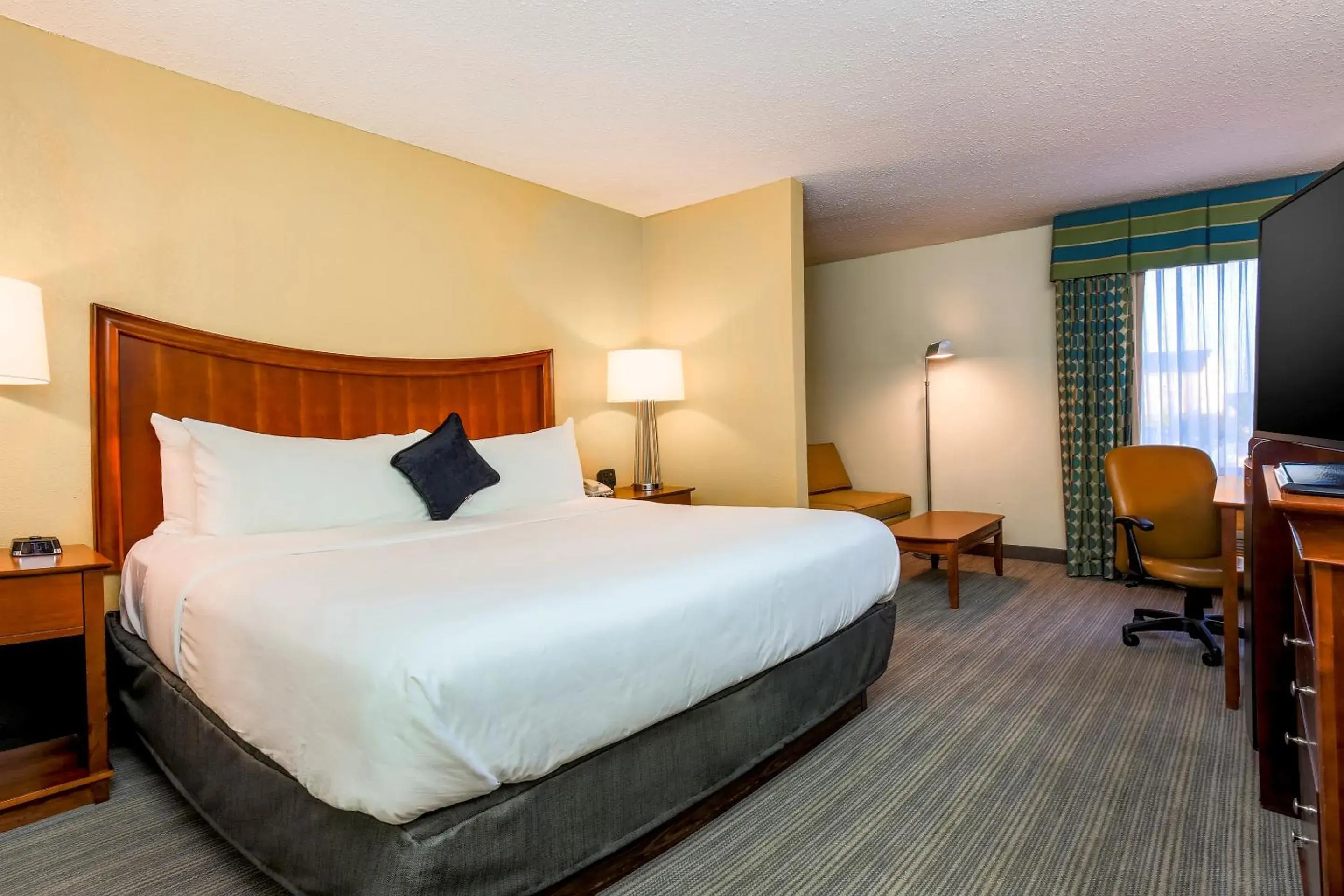 Bedroom, Bed in Red Lion Inn & Suites Hattiesburg