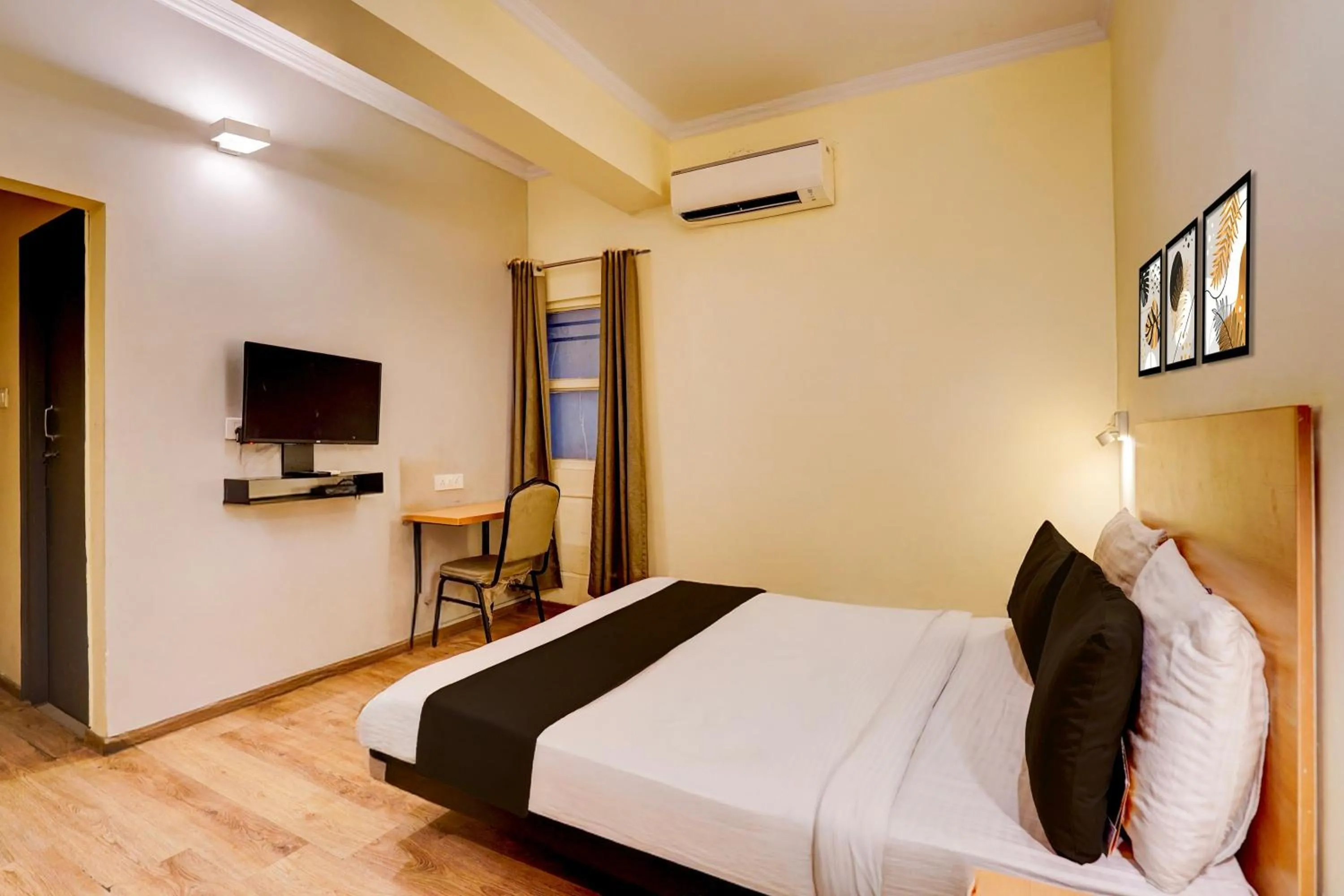 Bedroom, Bed in Townhouse Singapore Mall