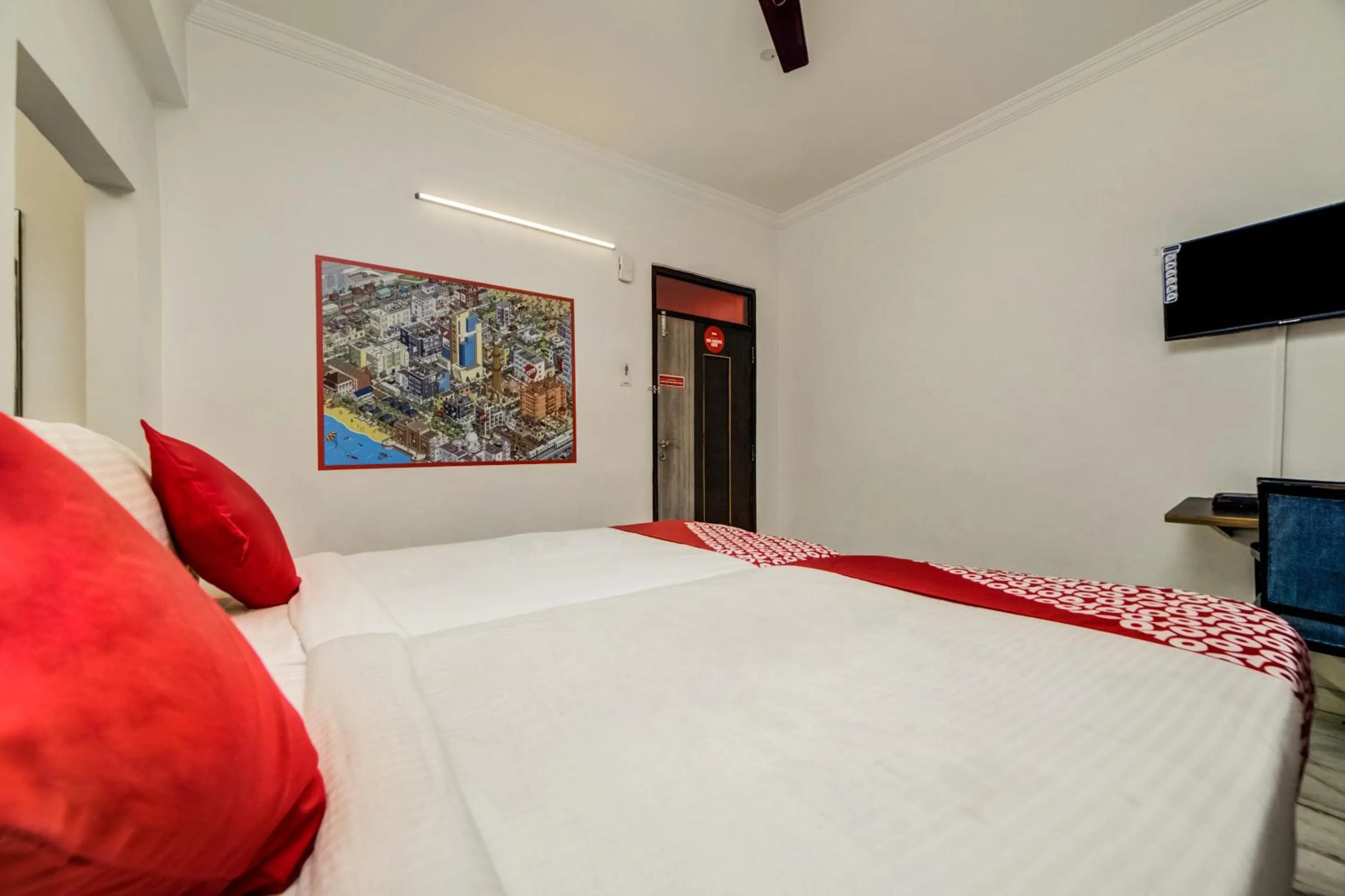 Bedroom, Bed in Hotel O JNTU college Near LULU mall, KPHB Colony.