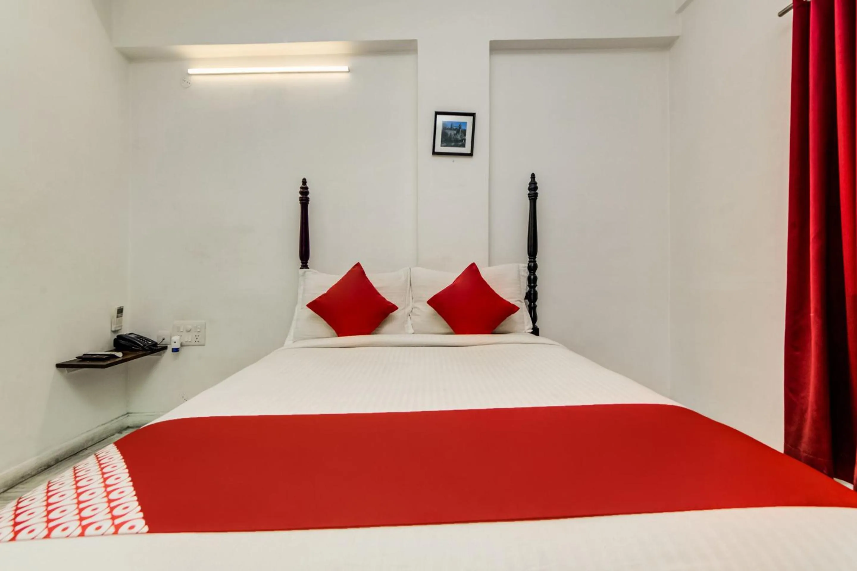 Bedroom, Bed in Hotel O JNTU college Near LULU mall, KPHB Colony.