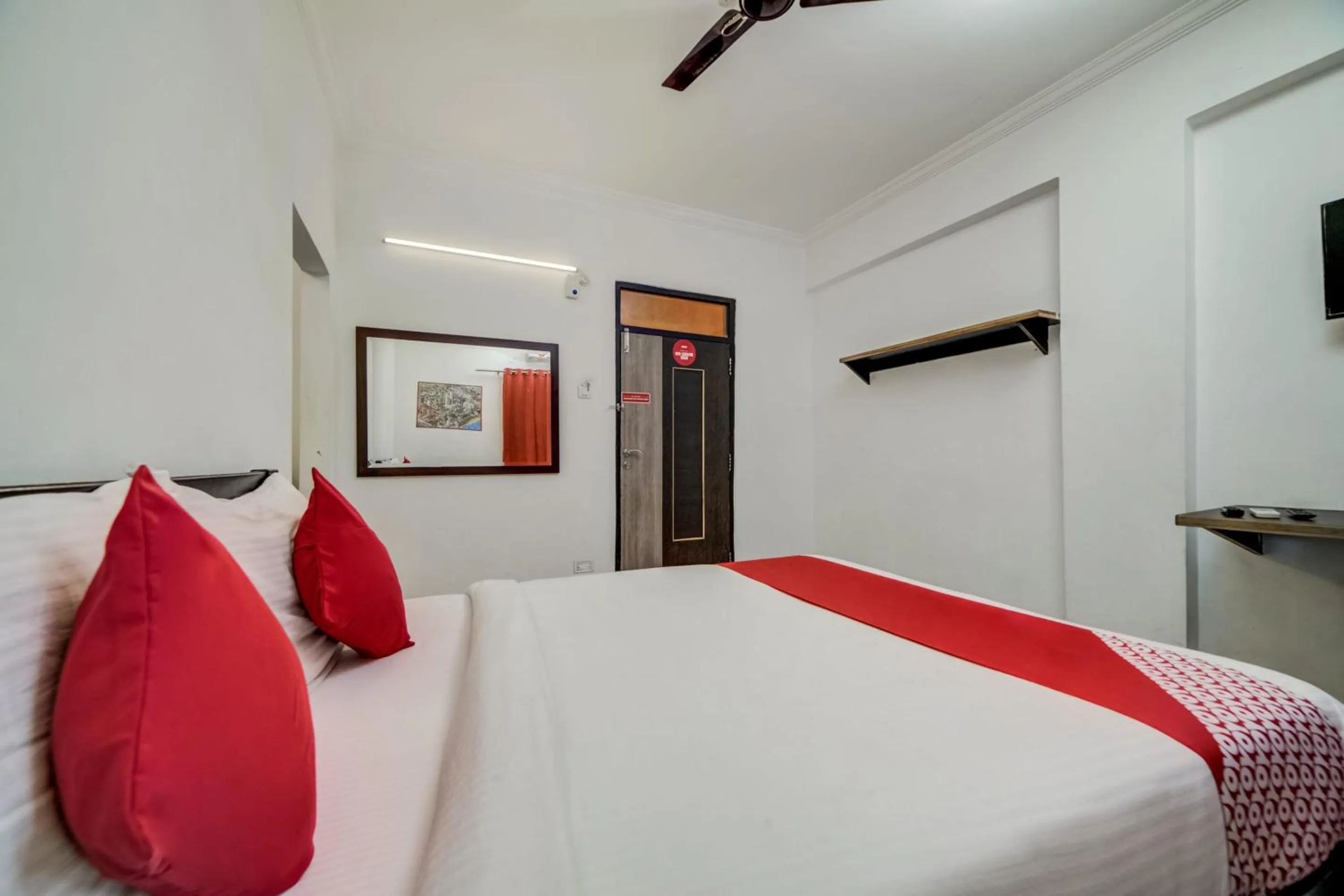 Bedroom, Bed in Hotel O JNTU college Near LULU mall, KPHB Colony.