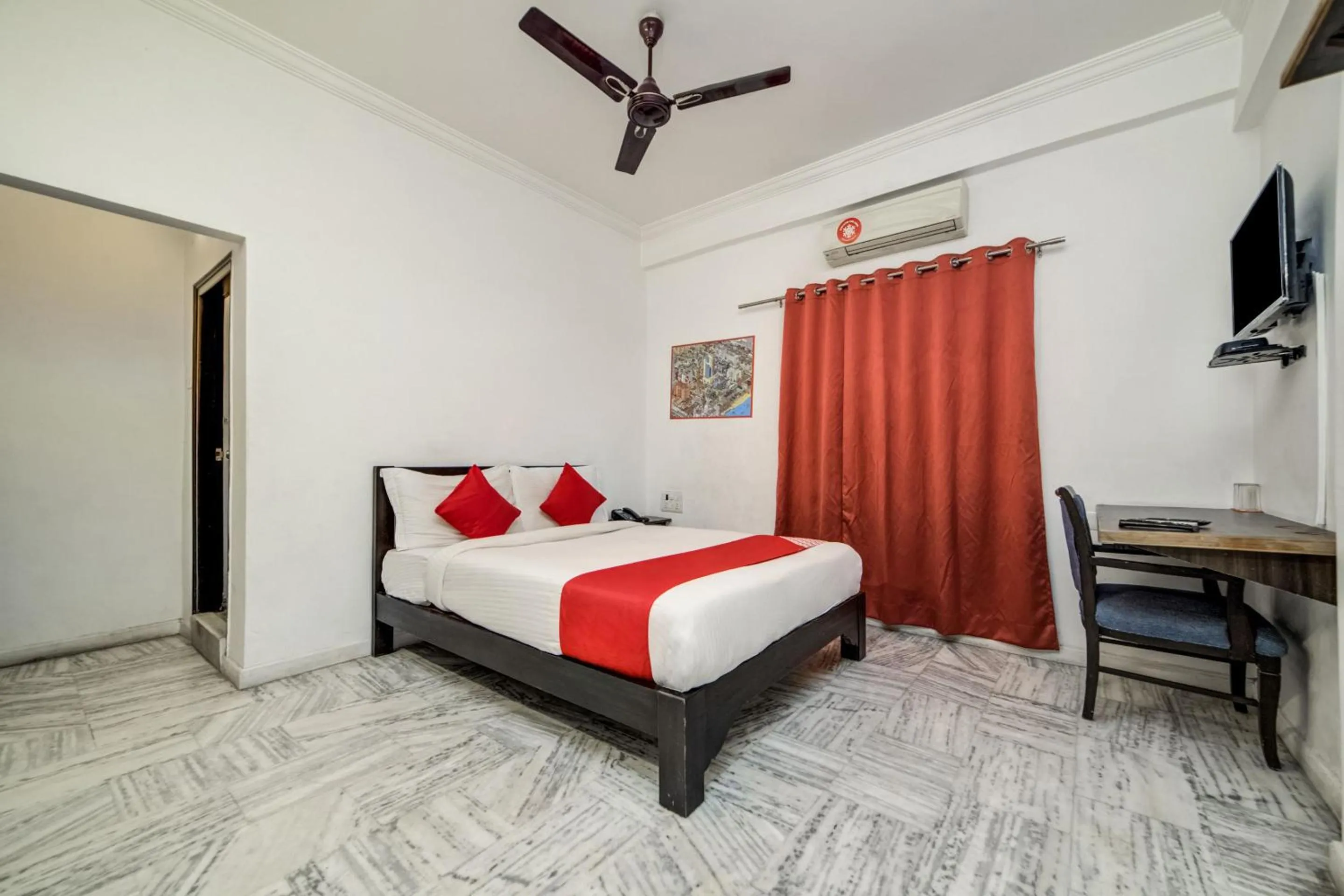 Bedroom, Bed in Hotel O JNTU college Near LULU mall, KPHB Colony.