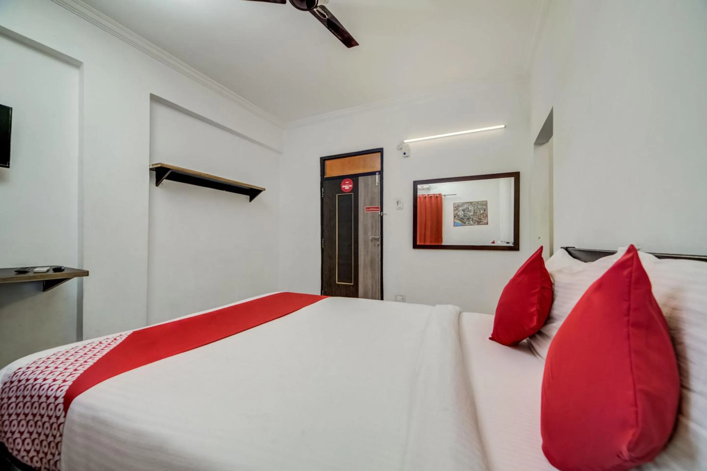 Bedroom, Bed in Hotel O JNTU college Near LULU mall, KPHB Colony.