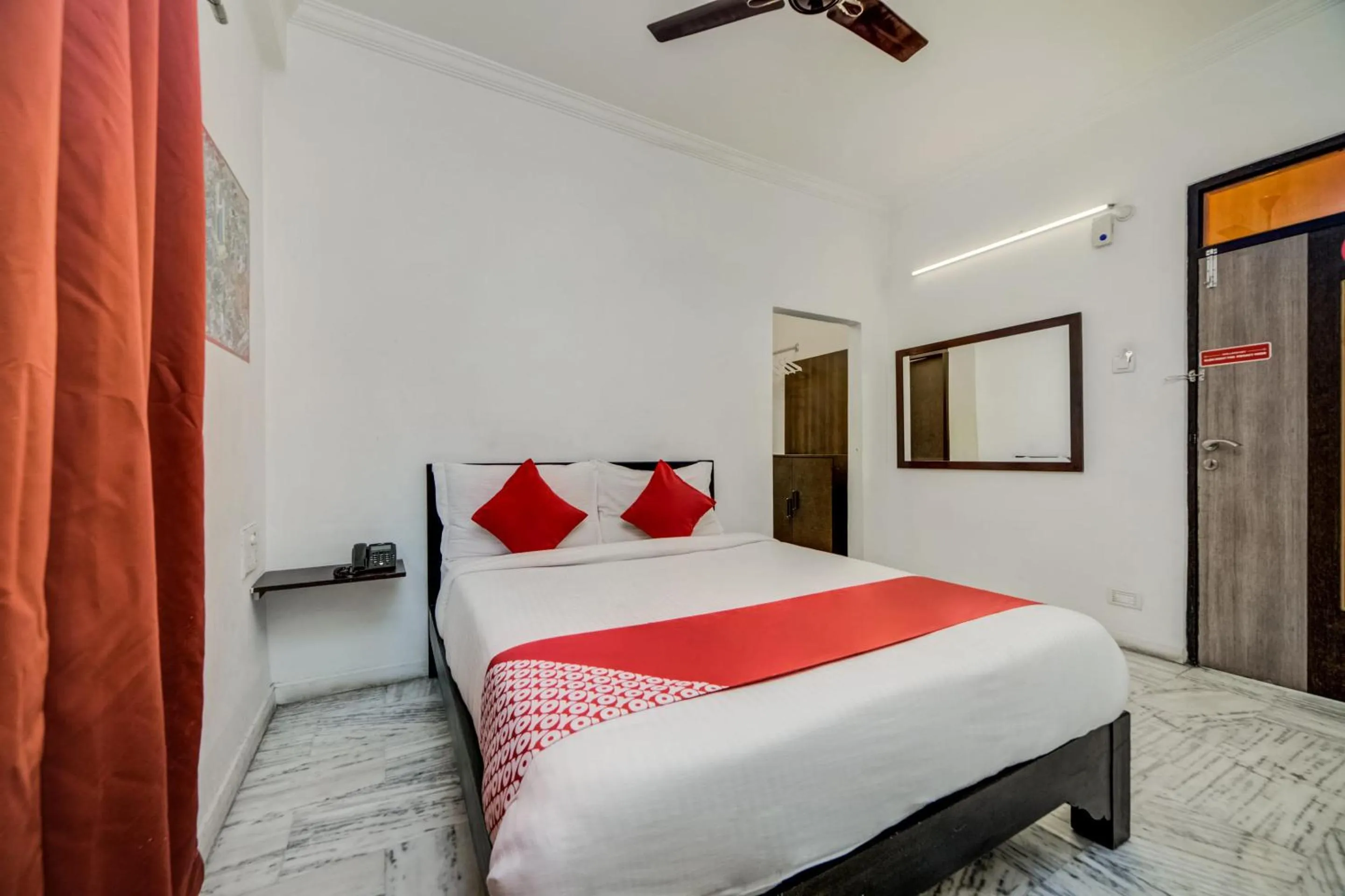 Bedroom, Bed in Hotel O JNTU college Near LULU mall, KPHB Colony.