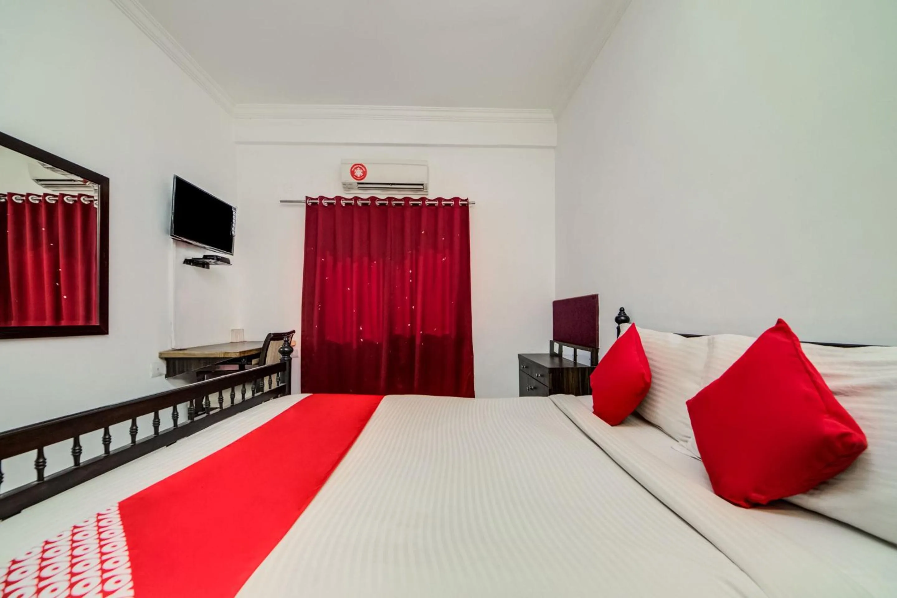 Bedroom, Bed in Hotel O JNTU college Near LULU mall, KPHB Colony.