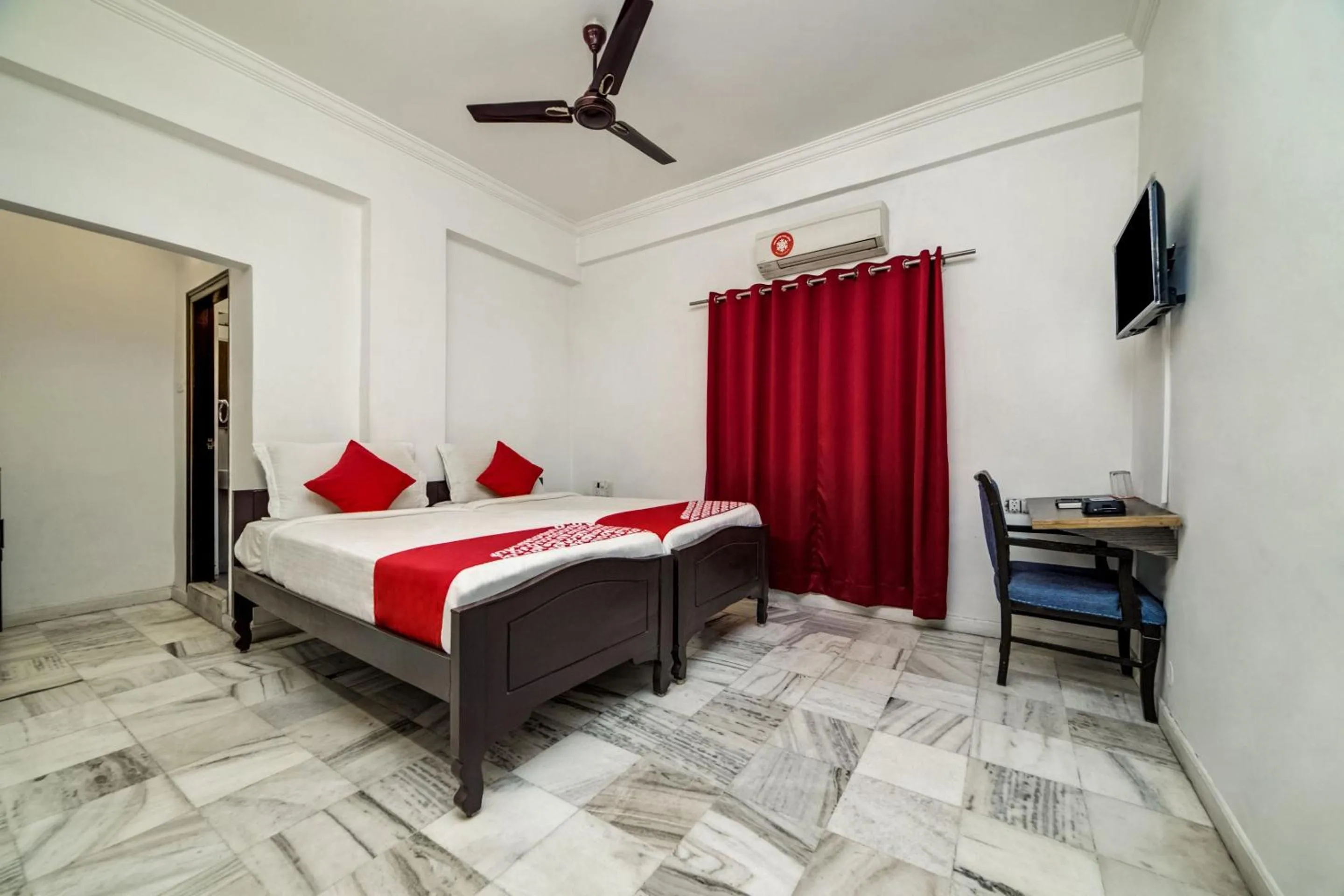 Bedroom, Bed in Hotel O JNTU college Near LULU mall, KPHB Colony.