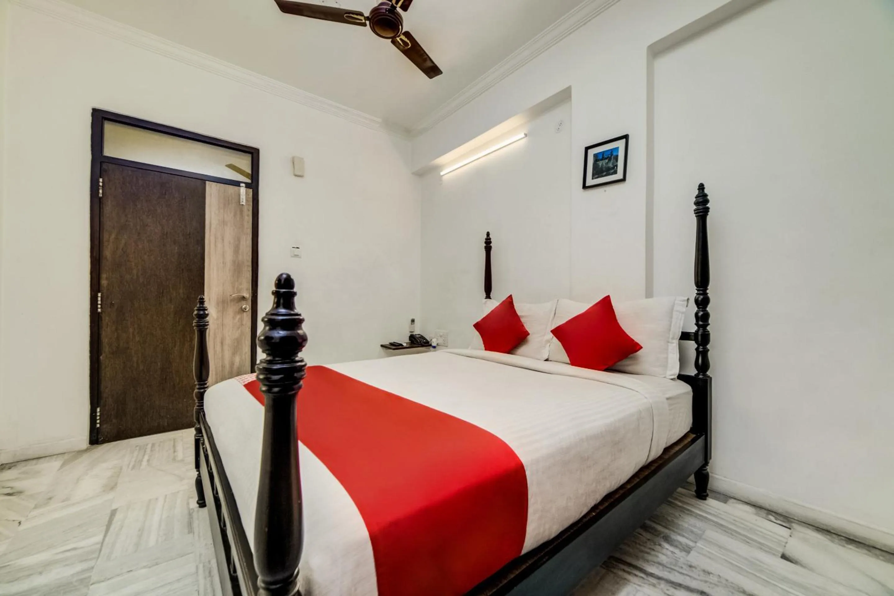 Bedroom, Bed in Hotel O JNTU college Near LULU mall, KPHB Colony.