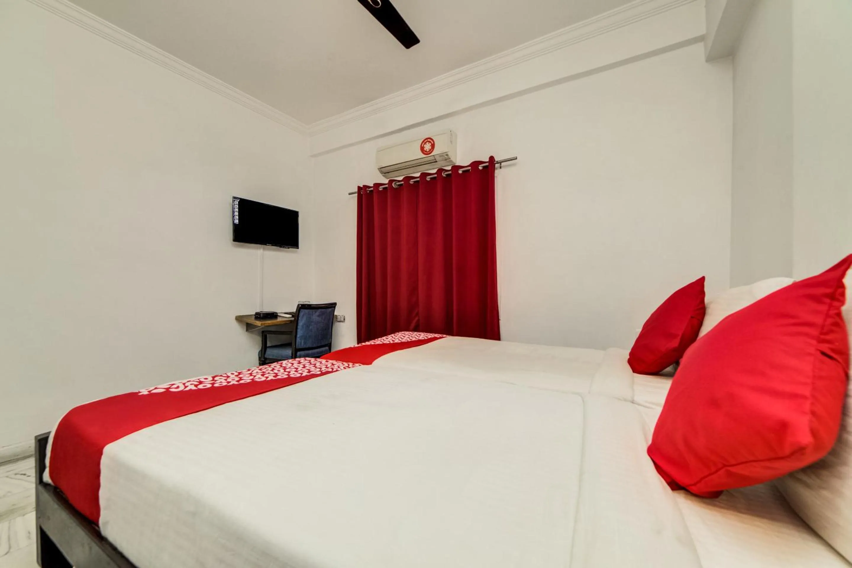 Bedroom, Bed in Hotel O JNTU college Near LULU mall, KPHB Colony.